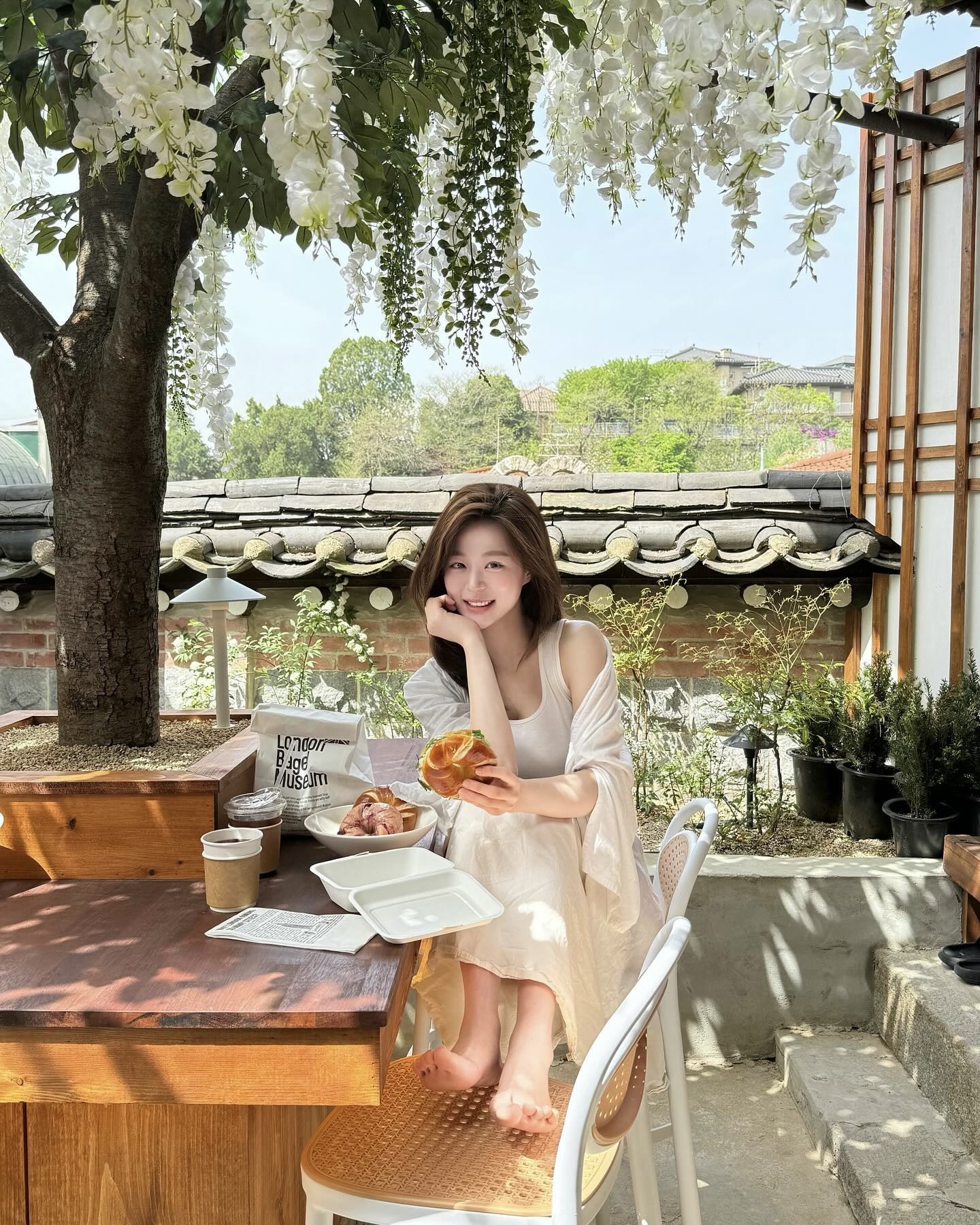 여름마다 꺼내는🤍화이트 롱스커트
청순하게 입고 싶은 날 참고하기 좋은 스타일링💡🪽@저장해 이미지4