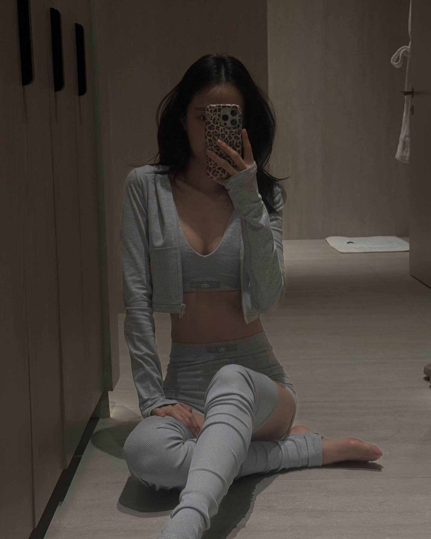 괜히 운동하고 싶어 지게 한다...💦
오늘은 일단 알로부터 입고 복근 만들러 가자🧘🏻♀️🤍 이미지4