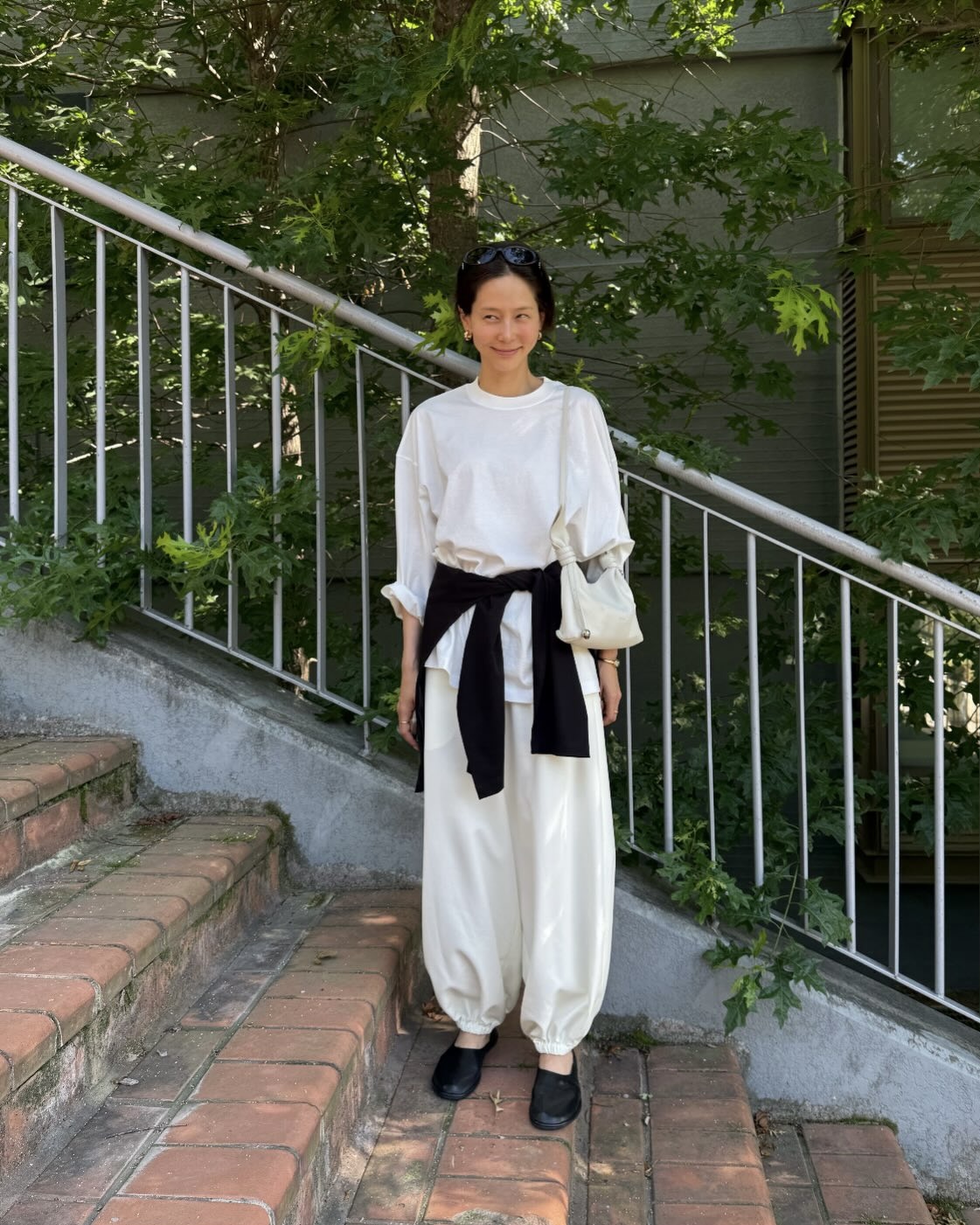 알라딘 바지?🧞♂️👳🏻하렘 팬츠 챙겨둬 요즘 자주 보이는 하렘 팬츠를 참고해보세요. 알라딘 바지처럼 넉넉하게 떨어지는 실루엣에 발목은 살짝 잡아주는 디자인으로, 와이드 팬츠보다 편하면서도 포인트 주기 좋은 아이템입니다. 화이트 민소매나 슬리브리스와 매치하면 깔끔하게 입을 수 있고, 볼드한 액세서리를 더하면 휴양지 무드로도 연출할 수 있는데요. 긴 바지는 답답하고 평범한 와이드 팬츠가 지루해졌다면, 이번 여름엔 하렘 팬츠 스타일링을 참고해보세요. 이미지