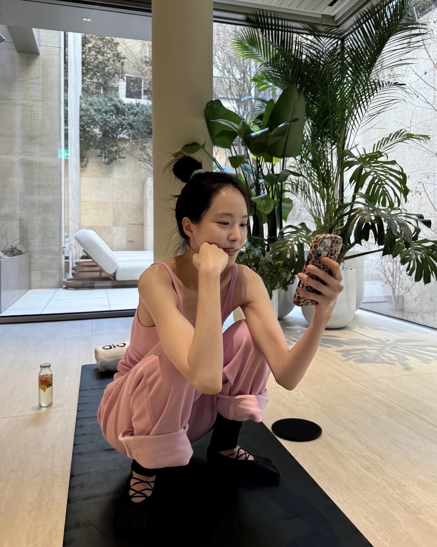 괜히 운동하고 싶어 지게 한다...💦
오늘은 일단 알로부터 입고 복근 만들러 가자🧘🏻♀️🤍 이미지6