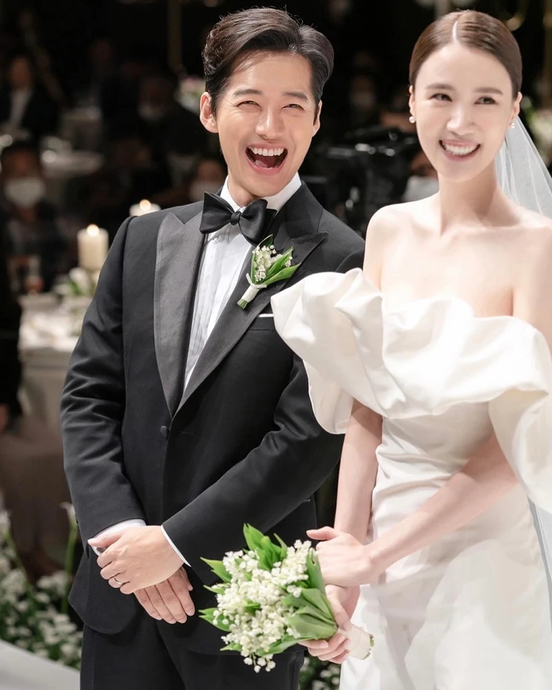 남궁민❤️진아름, 아들 출산👶🏻
지난 6월 임신 소식을 알린 남궁민, 진아름 부부가 결혼 4년 만에 아들을 출산했다는 반가운 소식입니다. 소속사 측은 정확한 출산 날짜와 산모 진아름의 건강 상태 등에 대해서는 "사생활이라 말씀드리기 어렵다"고 전했습니다.
두 사람은 2015년 남궁민이 연출한 영화 '라이트 마이 파이어'에서 감독과 배우로 만나 7년 열애 끝에 2022년 결혼에 골인했는데요. 1978년생인 남궁민은 48세에 아빠가 됐습니다. 이미지1