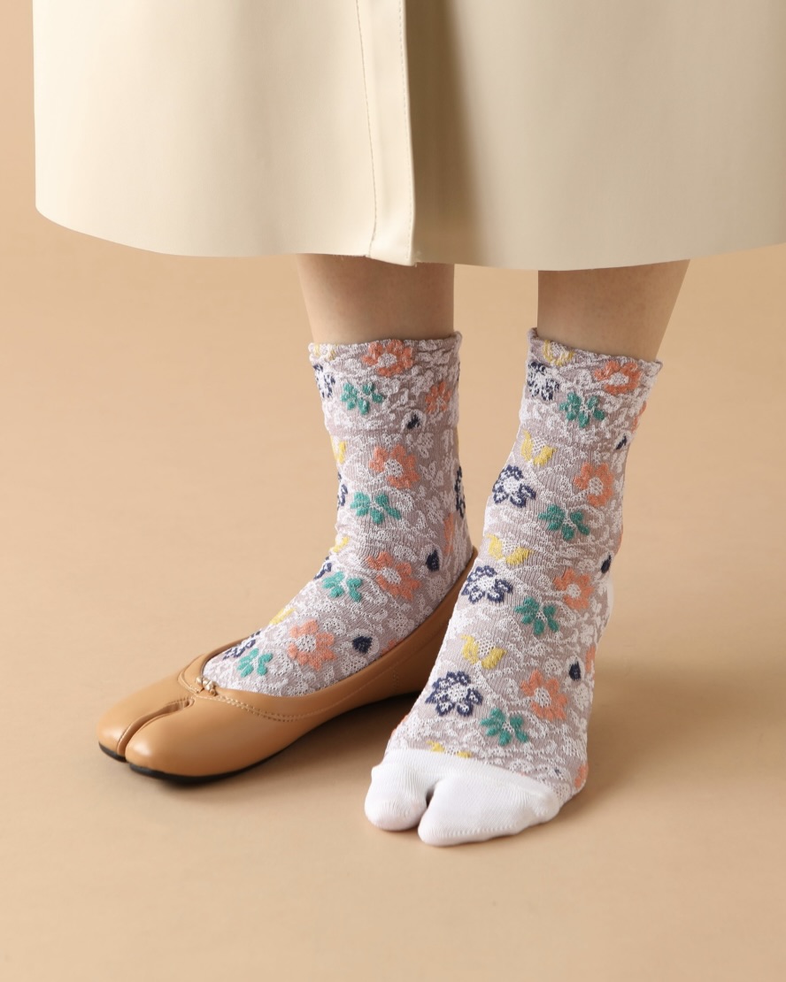 혹시 타비 양말, 찾으세요??🐷🧦 완벽한 스타일링의 마지막은 언제나 작은 디테일에서 결정되는데요. 평범한 룩도 단숨에 힙하게 만들어줄 독보적인 타비 삭스 브랜드 3곳을 소개합니다. • NODAL (노달) 미니멀리즘과 하이퀄리티의 정석. 탄탄하고 좋은 소재감에 군더더기 없이 깔끔한 디자인으로, 어떤 신발과 매치해도 고급스러운 실루엣. • Tabio (타비오) 나만의 개성을 드러내는 치트키. 흔하지 않은 유니크하고 귀여운 패턴과 감각적인 컬러웨이로 룩에 위트 있는 포인트를 주기 좋은 아이템. • SIERRA DESIGNS (시에라디자인) 아웃도어의 기술력을 일상으로. 거친 아웃도어 환경뿐만 아니라, 데일리한 타비 형태의 스니커즈 스타일링에도 완벽하게 어우러지는 반전 매력의 삭스 컬렉션. 당신의 일상을 바꿀 작은 디테일을 지금 확인해보세요! 이미지
