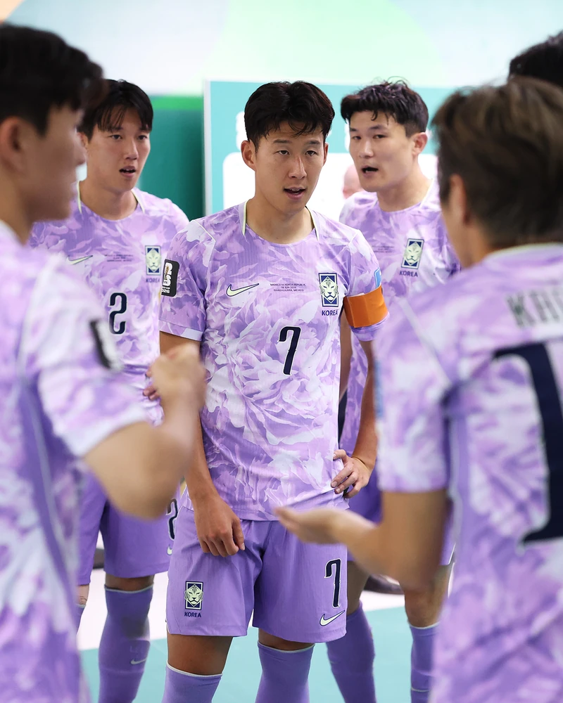 모레노호, 축구대표팀 첫 명단⚽️🇰🇷
로베르트 모레노 대한민국 축구 국가대표팀 임시 감독은 9월과 10월 A매치에 나설 30명의 명단을 공개했습니다.
손흥민, 이강인 등 주력 멤버가 포함된 가운데 김민수, 박태준, 김건희가 최초로 A대표팀에 발탁되었습니다. 이승우는 명단에서 제외되었으며, 정승원과 구성윤이 복귀했습니다. 한국 축구의 반등을 기대해봅니다. 이미지1