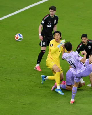 단 한 번의 실책에 0-1 패배⚽️
다 잡았던 90분, 한국, 멕시코전 한 골에 막혔다😢
경기 내용은 결과와 달랐습니다. 전반전 이강인·이재성·황인범·설영우로 이어진 손흥민의 기회는 모두 오프사이드 판정을 받았습니다. 후반 5분 김승규와 이기혁이 공중볼 처리 과정에서 충돌했고, 흘러나온 공을 루이스 로모(Luis Romo)가 빈 골문에 넣으며 0-1이 됐습니다.
1차전 체코를 2-1로 꺾은 한국은 이날 패배로 첫 월드컵 2연승에는 실패했습니다. 다만 1승1패(승점 3)로 A조 2위를 지켰습니다. 32강 진출 여부는 오는 25일 오전 10시 남아공과의 3차전 결과에 달렸습니다. 이미지