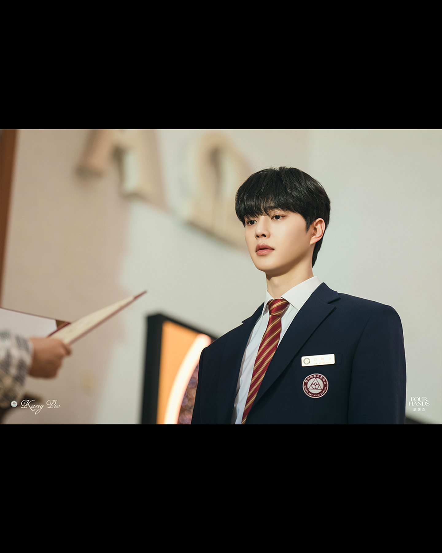 미남들의 피아노 청춘물 포핸즈🎹🖤
송강과 이준영이 tvN 새 드라마 ‘포핸즈’로 만납니다. 음악 천재들이 모인 예술고등학교를 배경으로, 우정과 사랑, 경쟁과 성장을 그리는 청춘 드라마인데요.
극 중 송강은 완벽주의 피아노 귀재 강비오 역을, 이준영은 그의 라이벌 최정요 역을 맡았습니다. 얼굴 합부터 기대되는 두 사람의 만남, ‘포핸즈’는 오는 8월 첫 방송될 예정입니다. 이미지3