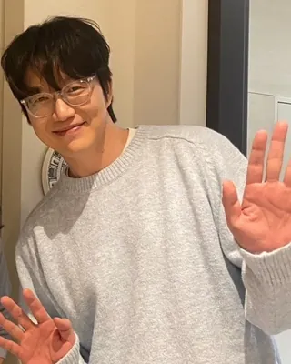 오늘 저녁 귀 호강 할 준비 됐나요~? 📺🎵
'성발라' 성시경이 인도네시아의 국민 가수 라이사(Raisa)와 손을 잡고 글로벌 듀엣곡 ‘헤븐 노즈(Heaven Knows)’를 발표합니다.✨
독보적인 감성 보컬들의 만남인 이번 신곡은 오늘(19일) 저녁 6시에 전격 공개되는데요. 국경을 넘어 펼쳐질 두 사람의 역대급 하모니와 애절한 감성이 벌써부터 전 세계 리스너들의 심장을 떨리게 만들고 있죠.
이 조합의 첫 공식 무대는 오늘밤 KBS <더 시즌즈 - 성시경의 고막남친>에서 최초 공개될 예정이라고 하니 절대 놓치지 마세요! 이미지