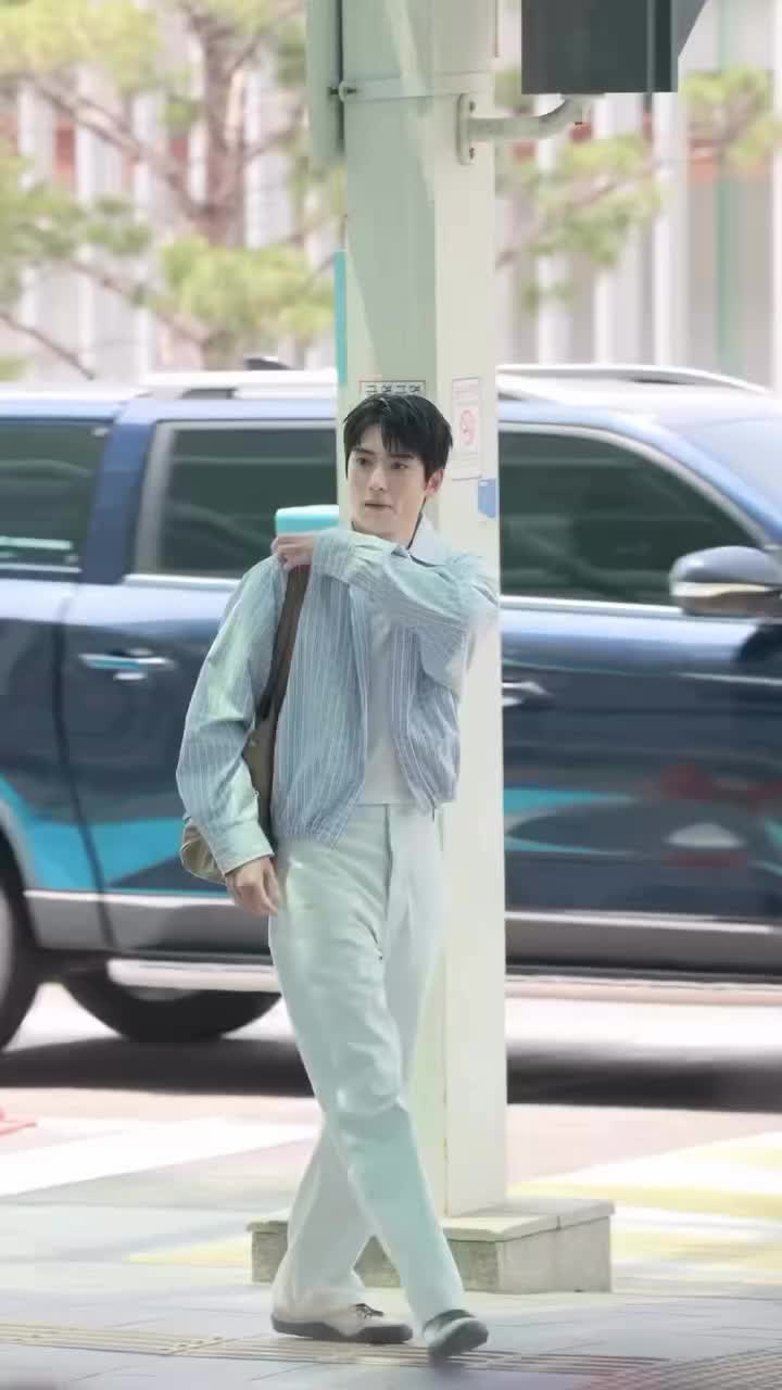 프라다 왕자님 등장이요🩵NCT 재현 청량한 블루 공항룩으로 출국하는❤️ 남친룩으로 좋아요! 이미지