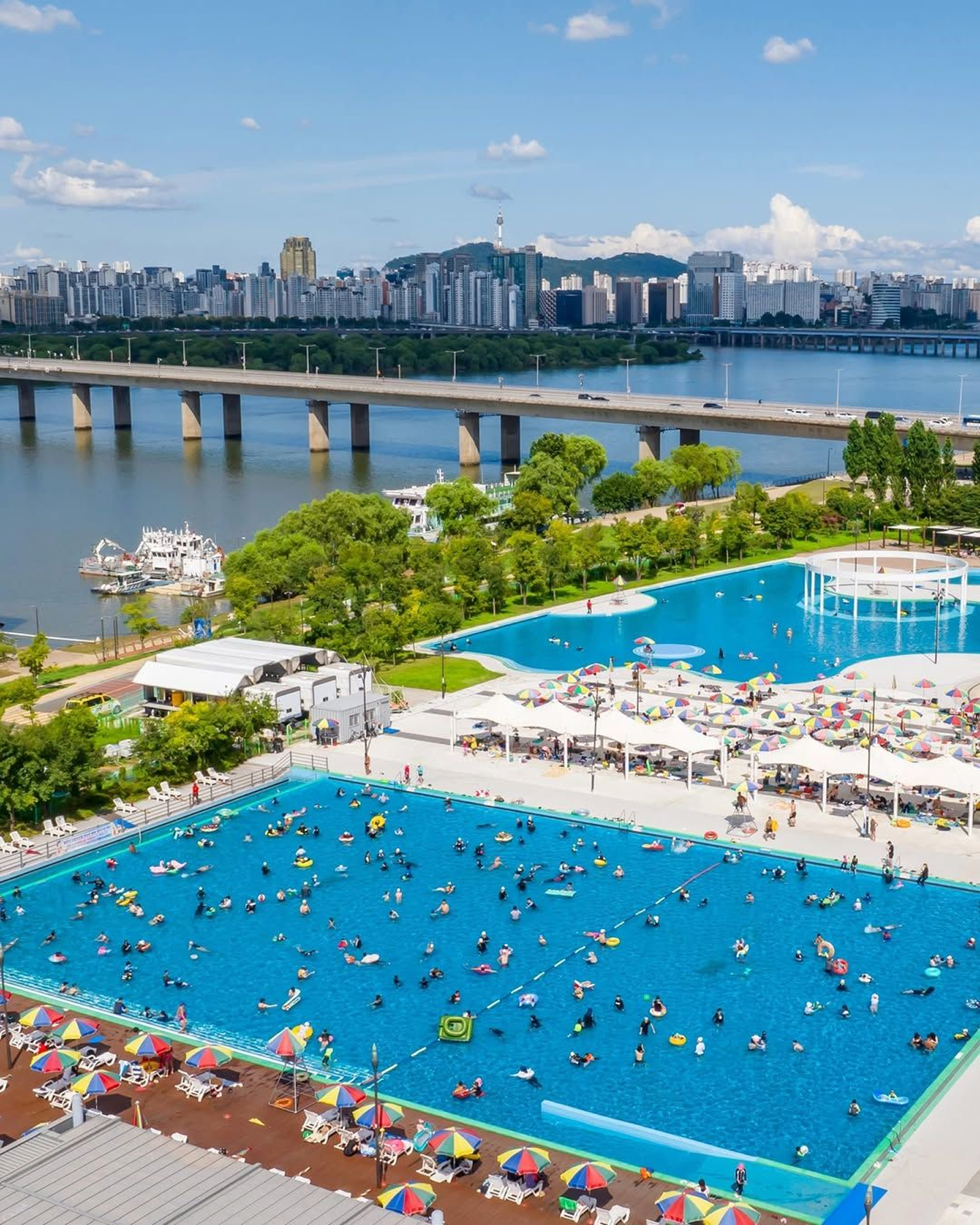더운데 한강에서 물놀이 할까?🏊♀️ 한강 수영장의 계절이 돌아왔습니다.🌊🏖️ 서울시는 6월 19일부터 8월 30일까지 뚝섬·여의도 수영장과 잠실·광나루·난지·양화 물놀이장 등 총 6개 한강 물놀이장을 운영합니다. 단, 잠원 수영장은 공사로 인해 올해는 운영하지 않는다고 합니다. 6월 19일부터 8월 30일까지 쉬는 날 없이 운영되며, 매일 오전 9시부터 오후 6시까지 운영됩니다. 야간 개장이 시작되는 7월 3일부터는 오후 10시까지로 운영 시간이 연장됩니다. 이용요금은 수영장 성인 5,000원, 물놀이장 성인 3,000원입니다. 이미지