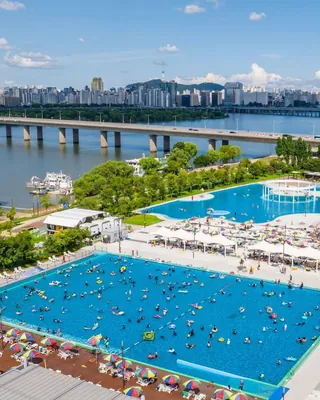 더운데 한강에서 물놀이 할까?🏊♀️
한강 수영장의 계절이 돌아왔습니다.🌊🏖️
서울시는 6월 19일부터 8월 30일까지 뚝섬·여의도 수영장과 잠실·광나루·난지·양화 물놀이장 등 총 6개 한강 물놀이장을 운영합니다. 단, 잠원 수영장은 공사로 인해 올해는 운영하지 않는다고 합니다.
6월 19일부터 8월 30일까지 쉬는 날 없이 운영되며, 매일 오전 9시부터 오후 6시까지 운영됩니다. 야간 개장이 시작되는 7월 3일부터는 오후 10시까지로 운영 시간이 연장됩니다. 이용요금은 수영장 성인 5,000원, 물놀이장 성인 3,000원입니다.
이미지