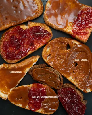 눈도 입도 다 즐겁다🤤
패키지 비주얼에 반하고, 고급스러운 맛에 두 번 반하는 잼 JAM들을 모아봤는데요!
주방 한켠에 쟁여만 두어도 프렌치 감성 가득한 핸드메이드 콩피튀르부터, 골라 먹는 재미가 있는 오넛티와 잼팟, 여기에 이국적이고 키치한 플레이버의 스매쉬까지! 두고두고 아껴 먹고 싶은, 흔하지 않아 더 특별한 잼들을 소개합니다.
밋밋한 호밀빵이나 심심한 그릭 요거트도 한 번에 최고급 디저트로 업그레이드해 줄 수 있고, 소중한 사람에게 가볍게 선물하기에도 딱 좋은 잼들을 만나보세요. 이미지