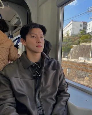 근데 이분은 왜 항상 빌런으로 나와?🥹
넷플릭스 ‘참교육’에서 가해자 이치호 역으로 등장한 배우 김재선. 낯이 익다 했더니, ‘다 이루어질지니’에서 수지의 대학 선배로 출연했던 얼굴이었습니다.
이번 작품에서 강렬한 캐릭터로 다시 눈도장을 찍은 만큼, 앞으로 보여줄 또 다른 연기도 기대됩니다.
이미지