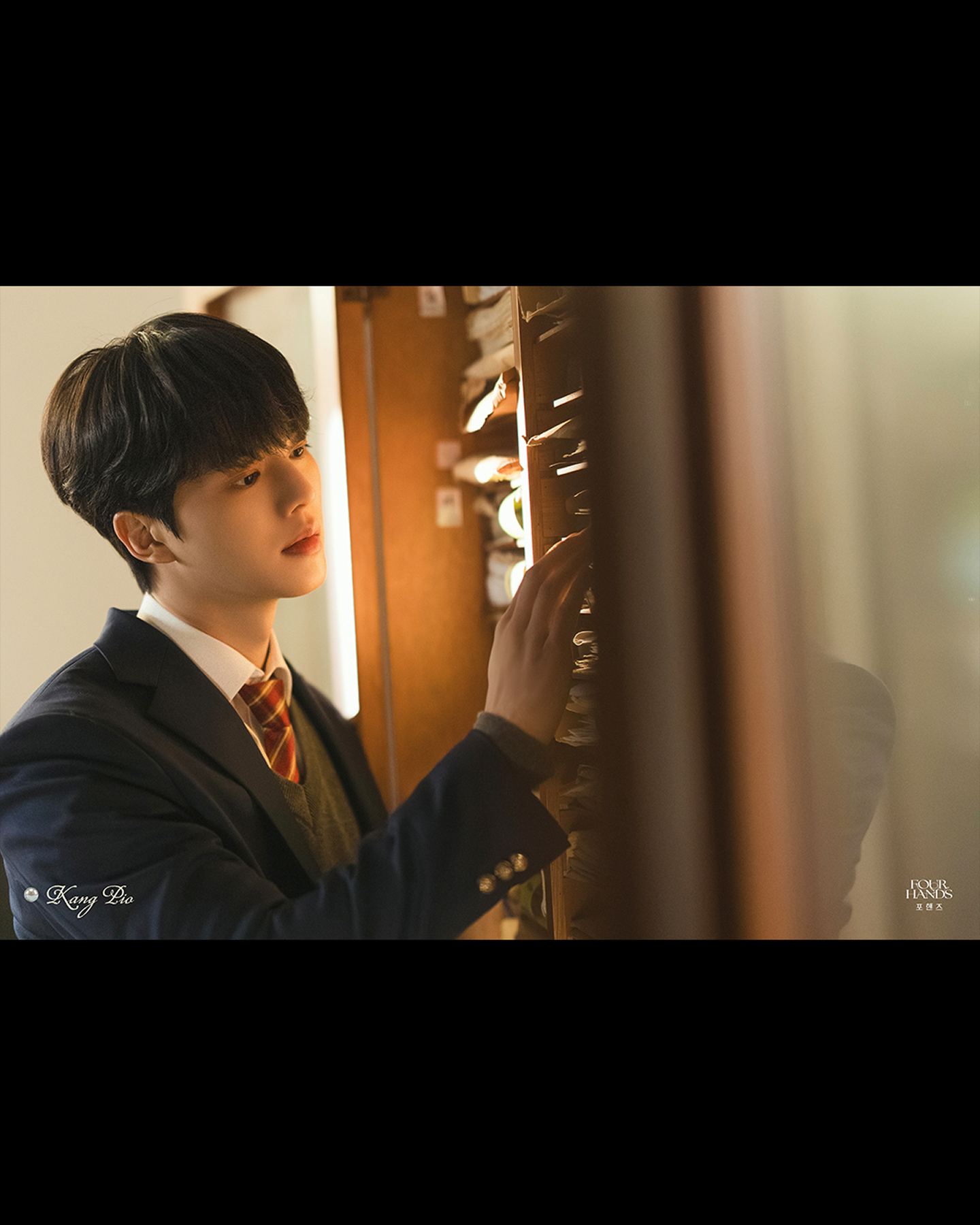 미남들의 피아노 청춘물 포핸즈🎹🖤
송강과 이준영이 tvN 새 드라마 ‘포핸즈’로 만납니다. 음악 천재들이 모인 예술고등학교를 배경으로, 우정과 사랑, 경쟁과 성장을 그리는 청춘 드라마인데요.
극 중 송강은 완벽주의 피아노 귀재 강비오 역을, 이준영은 그의 라이벌 최정요 역을 맡았습니다. 얼굴 합부터 기대되는 두 사람의 만남, ‘포핸즈’는 오는 8월 첫 방송될 예정입니다. 이미지5