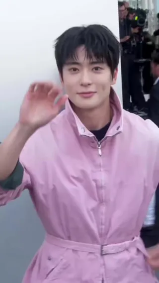재현, 프라다 2027 봄, 여름 쇼에 왔어요🫶 복숭아 제철에 밀라노 접수합니다🍑 이미지