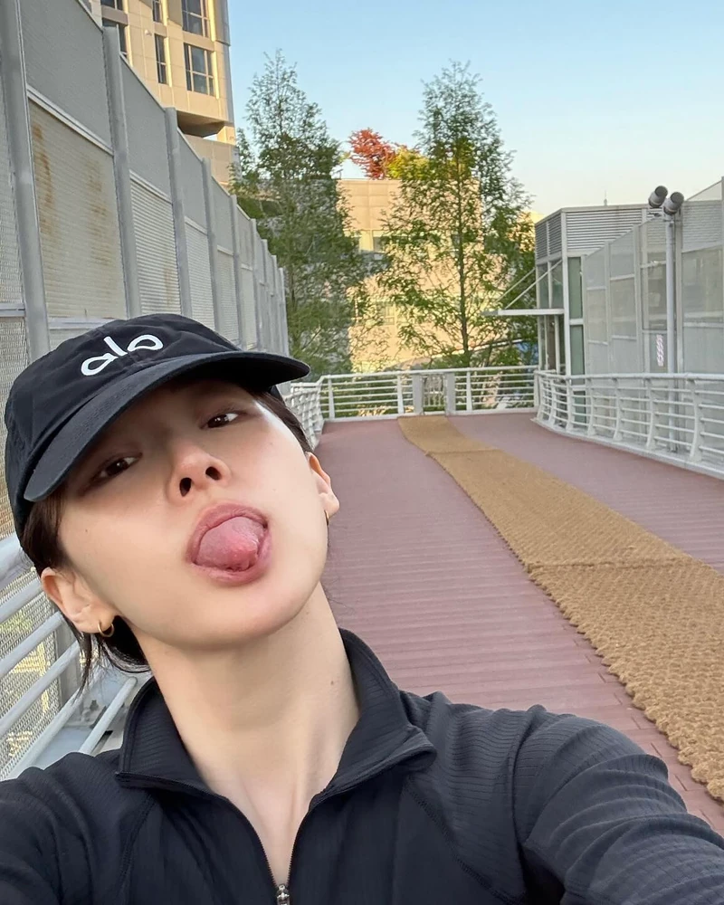 숨겨진 재벌집 막내딸미 넘친다🏃🏻♀️
최근 <굿보이>이후 무려 1년만에 방영 첫 주부터 5%를 넘긴 드라마 JTBC <신입사원 강회장>에서 '강방글' 역으로 변신해 색다른 매력을 보여주고 있는 배우 이주명.
평소에도 탄탄한 피지컬과 건강한 라이프스타일로 주목받는 그녀의 일상 속 애정 가득한 운동템들을 모아봤습니다.
1. 알로 요가 오프 듀티 캡 l Black White, 11만 원대
2. 키스 그리피 피스드 패널 캡 l Prelude, 9만 원대
3. 쓰리타임즈 쁘띠 로고 티셔츠 l Pink, 4만 원대 이미지1