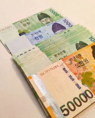 추석 명절, 부모님 용돈도 훌쩍 올랐습니다 💸📈 최근 5년 새 부모님께 드리는 추석 용돈이 약 38%나 증가해 평균 21만 3천 원에 달하는 것으로 나타났습니다. 카카오페이의 2021~2025년 송금봉투 데이터 분석 결과인데요. 연령대별로는 20대가 평균 19만 원, 30대 22만 원, 40대는 24만 3천 원을 부모님께 송금했습니다. 반대로 부모님이 자녀에게 주는 용돈도 늘어 10대는 평균 8만 6천 원, 20대는 11만 9천 원을 받았습니다. 특히 중학생이 받는 용돈은 평균 7만 1천 원으로 5년 전보다 37%나 껑충 뛰며 가장 가파른 상승 폭을 보였습니다. 이미지
