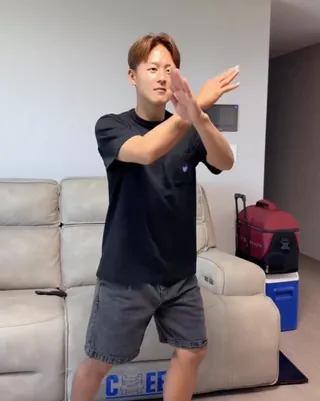 공 차는 건 거들 뿐⚽️
릴스 찍으려고 태어났는데 부캐가 국가대표 축구선수인 건에 대하여,,,
릴스 촬영을 위해 축구로 기초 체력을 다진다는 이승우의 잔망미 넘치는 일상 모먼트들을 영상으로 확인해보세요!🎥
승우씨, 그래서 NG몇번 났어요? 이미지