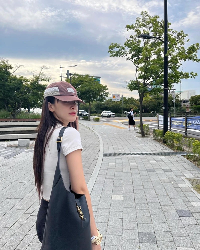 숨겨진 재벌집 막내딸미 넘친다🏃🏻♀️
최근 <굿보이>이후 무려 1년만에 방영 첫 주부터 5%를 넘긴 드라마 JTBC <신입사원 강회장>에서 '강방글' 역으로 변신해 색다른 매력을 보여주고 있는 배우 이주명.
평소에도 탄탄한 피지컬과 건강한 라이프스타일로 주목받는 그녀의 일상 속 애정 가득한 운동템들을 모아봤습니다.
1. 알로 요가 오프 듀티 캡 l Black White, 11만 원대
2. 키스 그리피 피스드 패널 캡 l Prelude, 9만 원대
3. 쓰리타임즈 쁘띠 로고 티셔츠 l Pink, 4만 원대 이미지5
