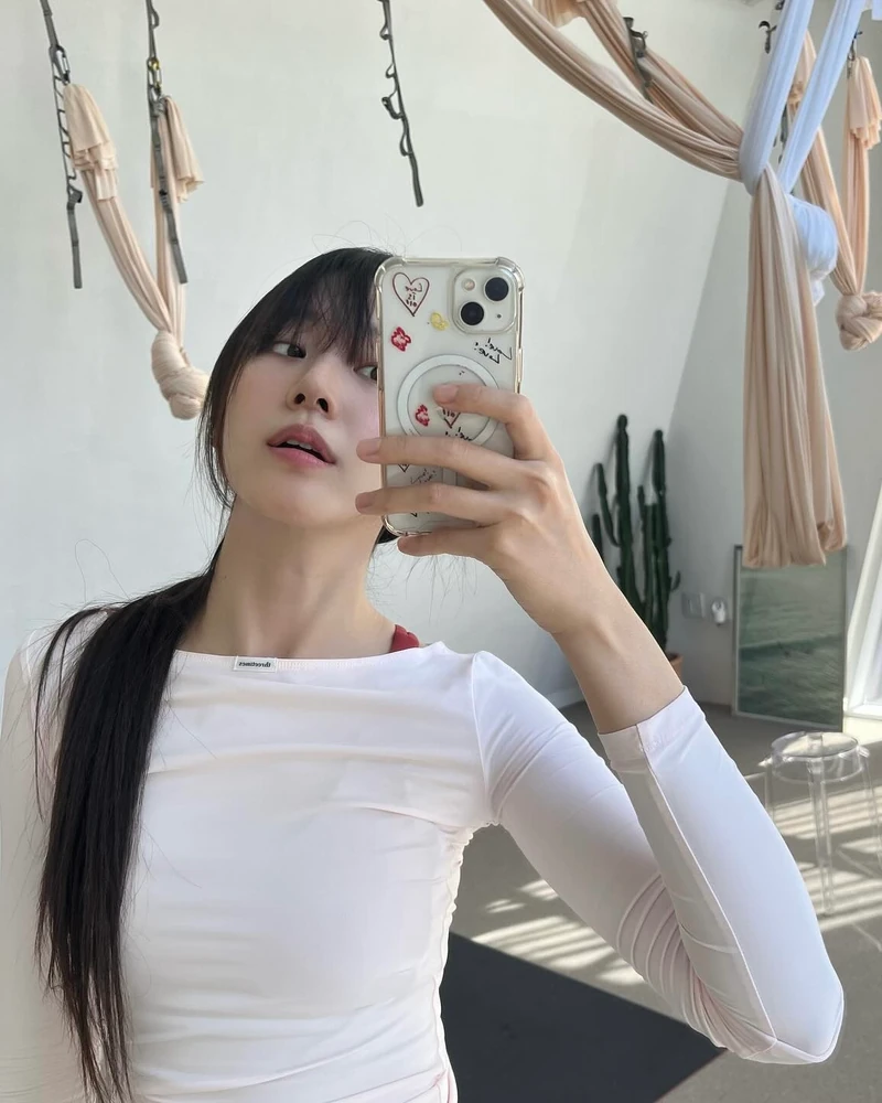 숨겨진 재벌집 막내딸미 넘친다🏃🏻♀️
최근 <굿보이>이후 무려 1년만에 방영 첫 주부터 5%를 넘긴 드라마 JTBC <신입사원 강회장>에서 '강방글' 역으로 변신해 색다른 매력을 보여주고 있는 배우 이주명.
평소에도 탄탄한 피지컬과 건강한 라이프스타일로 주목받는 그녀의 일상 속 애정 가득한 운동템들을 모아봤습니다.
1. 알로 요가 오프 듀티 캡 l Black White, 11만 원대
2. 키스 그리피 피스드 패널 캡 l Prelude, 9만 원대
3. 쓰리타임즈 쁘띠 로고 티셔츠 l Pink, 4만 원대 이미지7