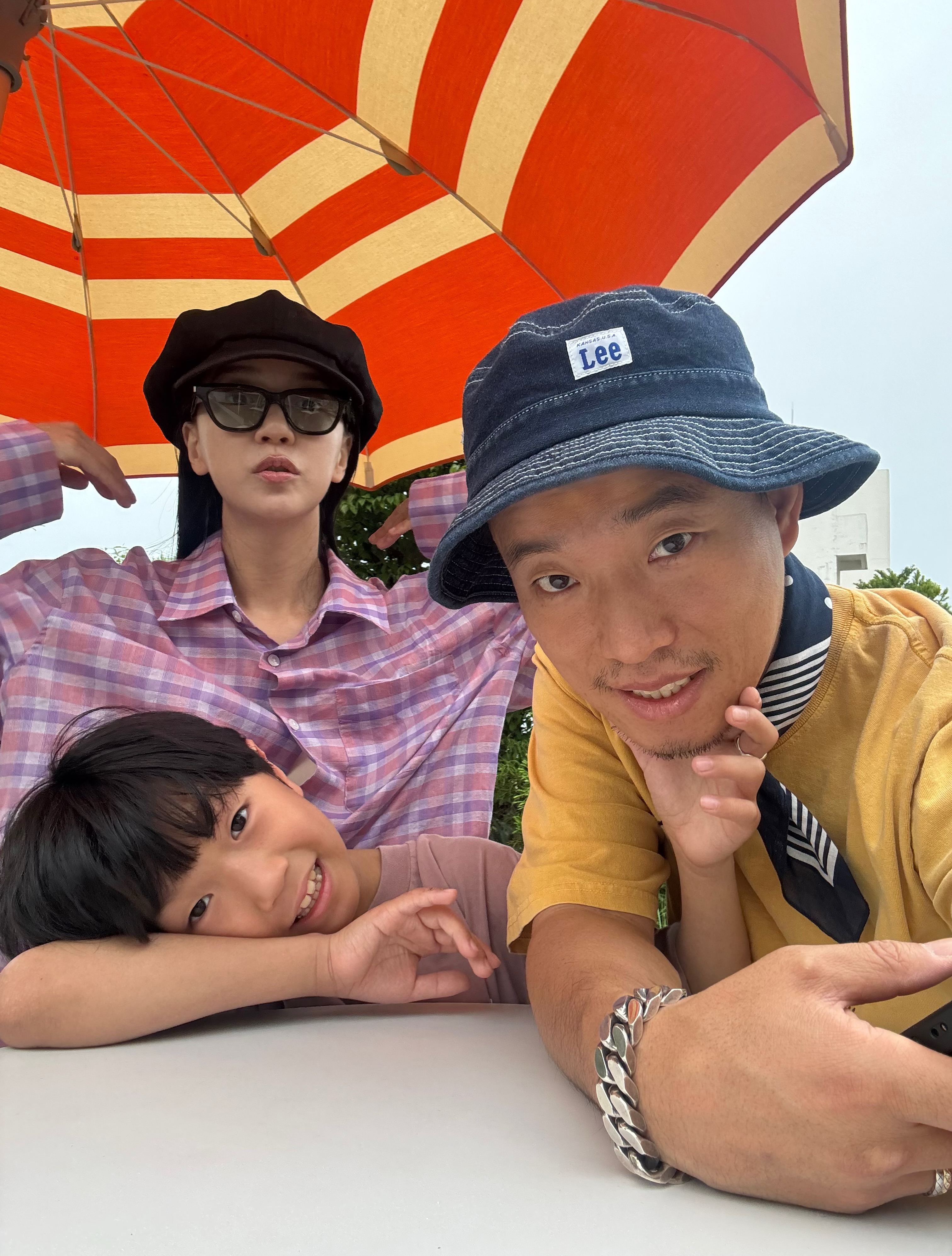 엄빠 닮아 남다른 하오의 패션센스🕶️
요즘 가장 힙한 패밀리룩을 보여주는 개리·세은·하오 가족의 일상 스타일링. 팔라스부터 수프림같은 스트리트 캐주얼 기반의 제품들을 사랑하는 부부라 그런지 따라입기도, 또 따라사기도 좋은 제품들만 가득한데요.
센스 넘치는 여름 코디 팁이 필요하셨다면, 사랑스러운 하오네 가족의 코디를 얼른 확인해보세요! 이미지4