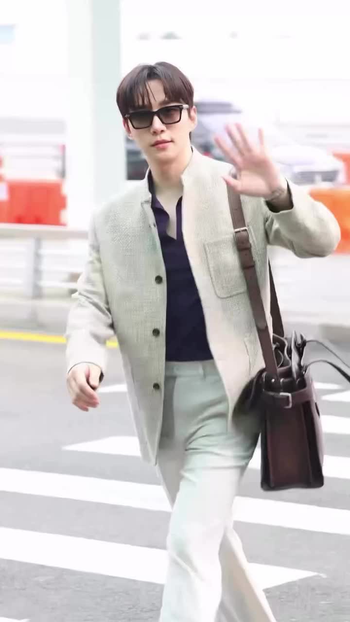 이런 크로스백 남친룩🤎🤍너무 좋아 벨루티 패션위크로 출국 중인 이준호 공항 패션✈️ 설레네요…. 이미지