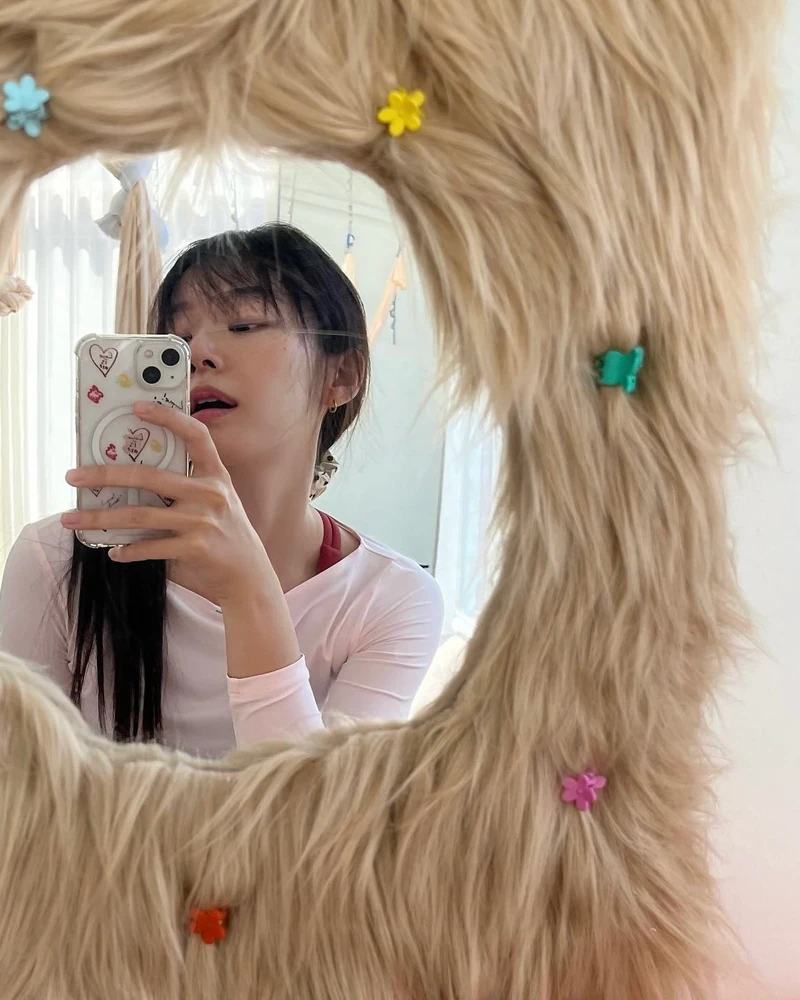 숨겨진 재벌집 막내딸미 넘친다🏃🏻♀️
최근 <굿보이>이후 무려 1년만에 방영 첫 주부터 5%를 넘긴 드라마 JTBC <신입사원 강회장>에서 '강방글' 역으로 변신해 색다른 매력을 보여주고 있는 배우 이주명.
평소에도 탄탄한 피지컬과 건강한 라이프스타일로 주목받는 그녀의 일상 속 애정 가득한 운동템들을 모아봤습니다.
1. 알로 요가 오프 듀티 캡 l Black White, 11만 원대
2. 키스 그리피 피스드 패널 캡 l Prelude, 9만 원대
3. 쓰리타임즈 쁘띠 로고 티셔츠 l Pink, 4만 원대 이미지8