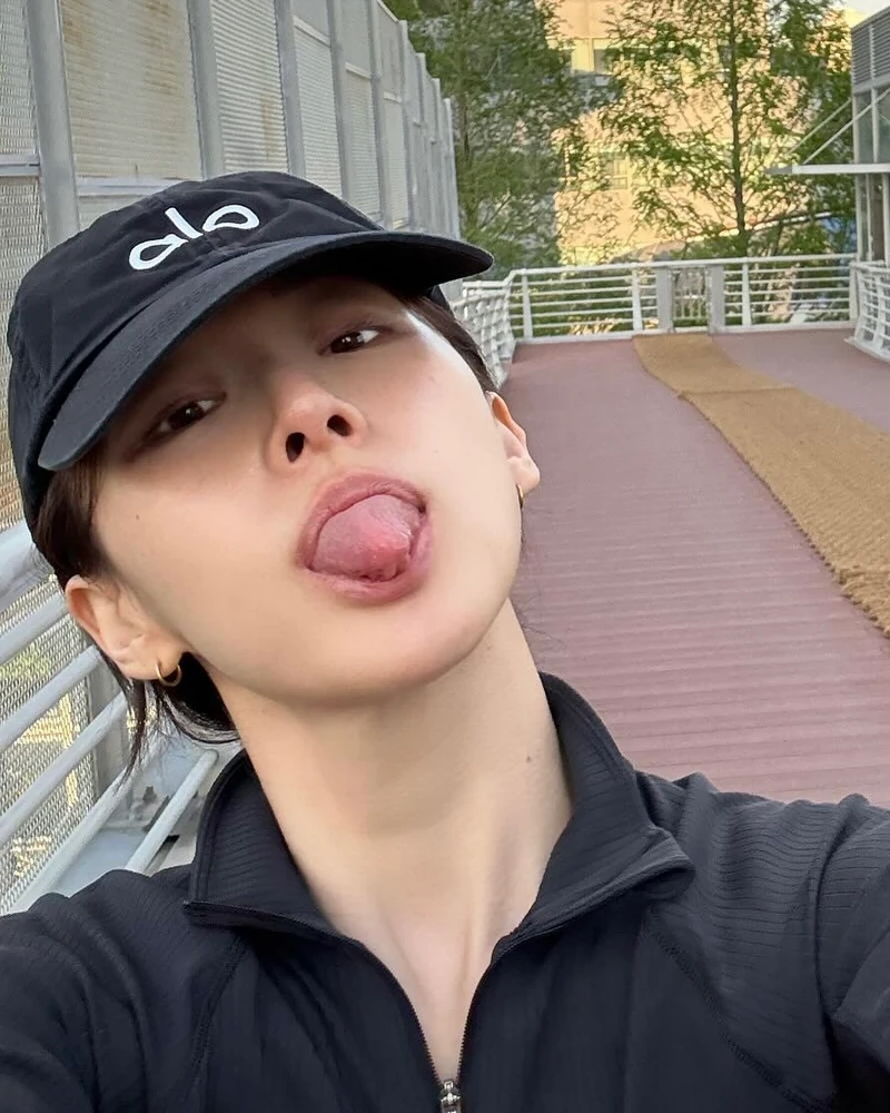 숨겨진 재벌집 막내딸미 넘친다🏃🏻♀️
최근 <굿보이>이후 무려 1년만에 방영 첫 주부터 5%를 넘긴 드라마 JTBC <신입사원 강회장>에서 '강방글' 역으로 변신해 색다른 매력을 보여주고 있는 배우 이주명.
평소에도 탄탄한 피지컬과 건강한 라이프스타일로 주목받는 그녀의 일상 속 애정 가득한 운동템들을 모아봤습니다.
1. 알로 요가 오프 듀티 캡 l Black White, 11만 원대
2. 키스 그리피 피스드 패널 캡 l Prelude, 9만 원대
3. 쓰리타임즈 쁘띠 로고 티셔츠 l Pink, 4만 원대 이미지2