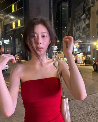여름에 맨날 슬리브리스만 입게?👀💡 슬리브리스 대신 조금 더 포인트 되는 탑을 찾는다면, 레드처럼 컬러감 있는 튜브톱을 꺼내보세요. 꽃무늬 스커트와 매치하면 여름 휴가룩처럼 화사한 분위기를 살릴 수 있습니다. 조금 더 편안하고 데일리하게 입고 싶다면 슬림한 튜브톱에 와이드 팬츠를 매치해보세요. 시원해 보이면서도 과하게 꾸민 느낌 없이 자연스럽게 완성됩니다. 상의가 몸에 붙는 만큼 하의는 와이드하거나 길게 떨어지는 실루엣으로 맞추는 게 포인트입니다. 이미지