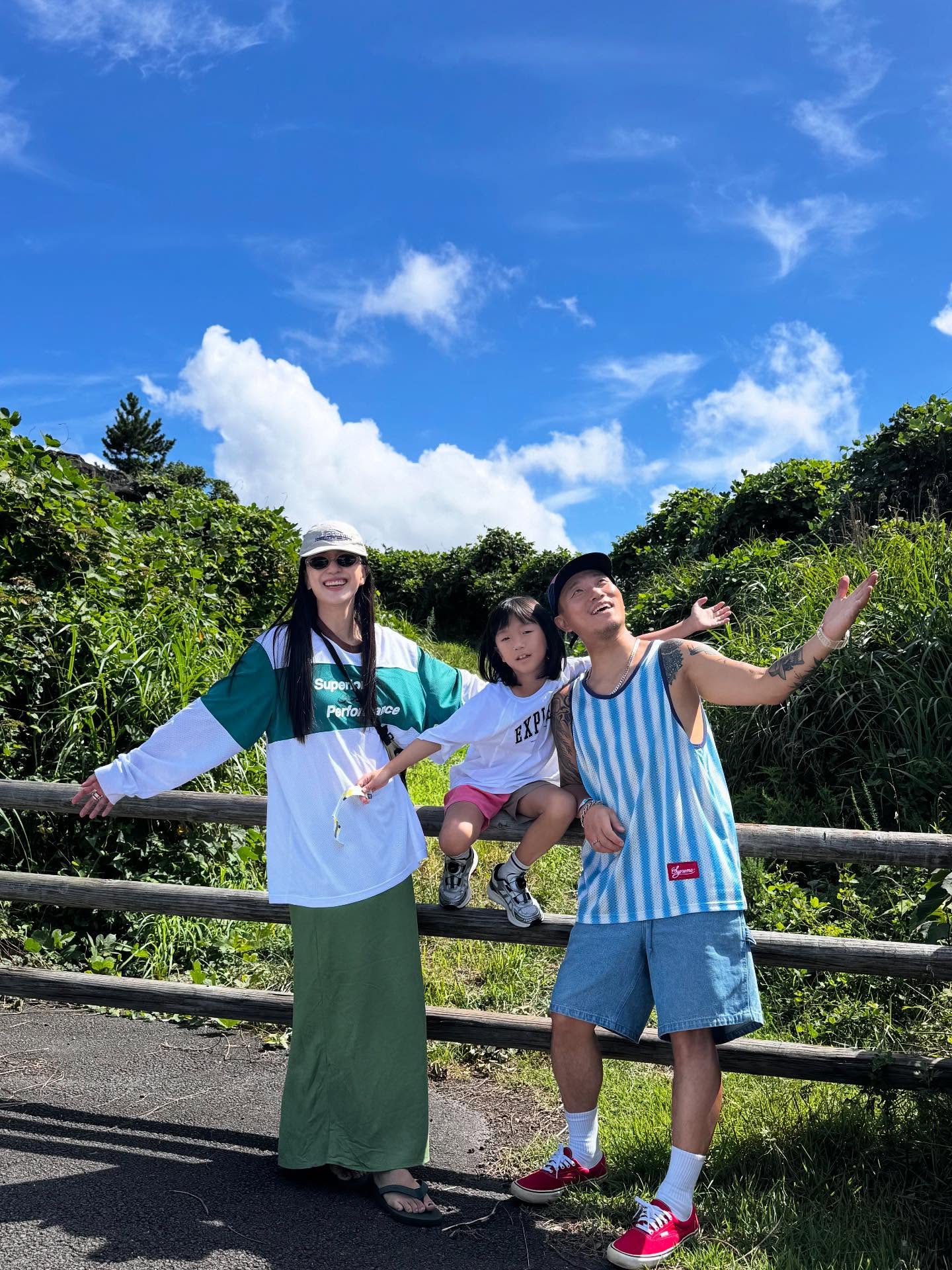 엄빠 닮아 남다른 하오의 패션센스🕶️
요즘 가장 힙한 패밀리룩을 보여주는 개리·세은·하오 가족의 일상 스타일링. 팔라스부터 수프림같은 스트리트 캐주얼 기반의 제품들을 사랑하는 부부라 그런지 따라입기도, 또 따라사기도 좋은 제품들만 가득한데요.
센스 넘치는 여름 코디 팁이 필요하셨다면, 사랑스러운 하오네 가족의 코디를 얼른 확인해보세요! 이미지10