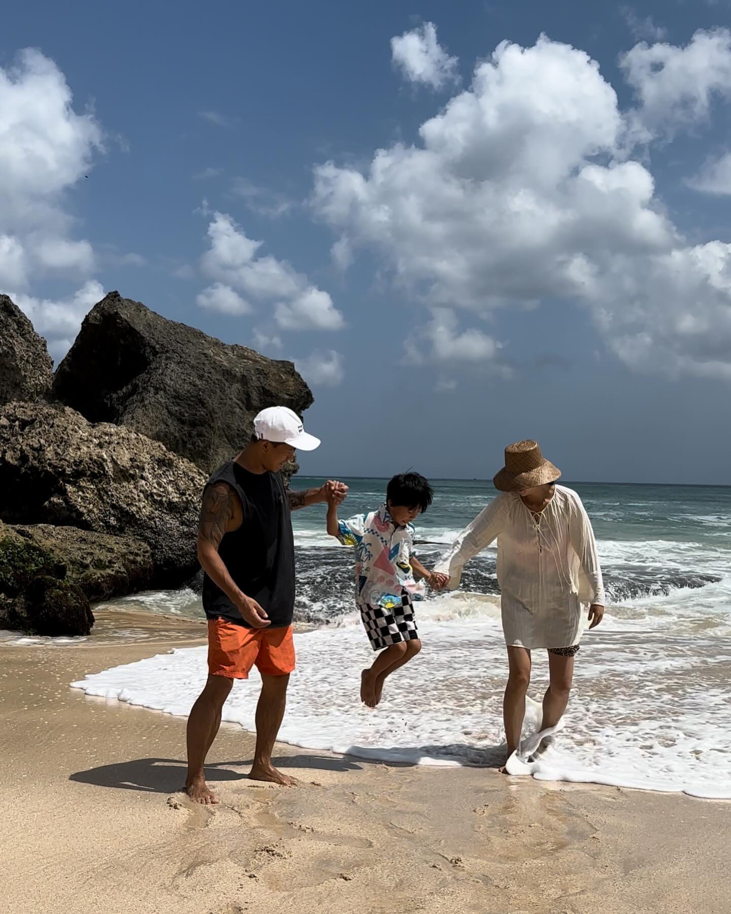 엄빠 닮아 남다른 하오의 패션센스🕶️
요즘 가장 힙한 패밀리룩을 보여주는 개리·세은·하오 가족의 일상 스타일링. 팔라스부터 수프림같은 스트리트 캐주얼 기반의 제품들을 사랑하는 부부라 그런지 따라입기도, 또 따라사기도 좋은 제품들만 가득한데요.
센스 넘치는 여름 코디 팁이 필요하셨다면, 사랑스러운 하오네 가족의 코디를 얼른 확인해보세요! 이미지7