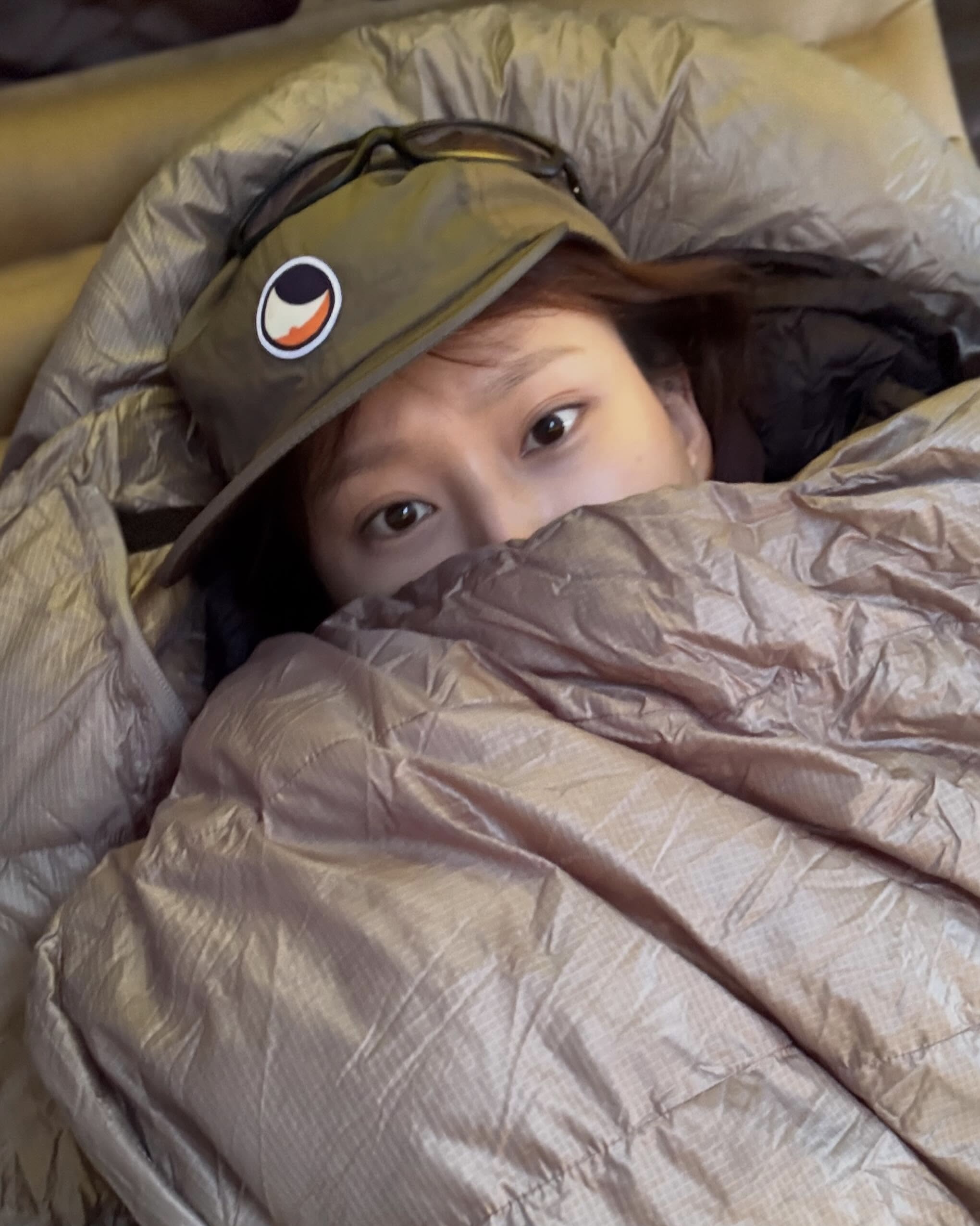 '나 혼자 산다' 속 류혜영⛰️백패킹룩
비가 와도 끄떡없는🌧️💪 류혜영의 백패킹 필수템 4가지 보기!
최근 '나 혼자 산다'에 출연해 시청률 7% 기록한 류혜영.
그녀가 보여준 단단하고 건강한 백패킹 취미가 요즘 많은 이들의 캠핑 세포를 자극하고 있습니다. 특히 비가 내리는 거친 환경에서도 스타일과 활동성을 모두 잡은 고기능성 아이템이 눈에 띕니다.
1. 티켓투더문 클래식 패치 투톤 캠프캡 - 아미그린 카키
감각적인 배색과 내구성 좋은 소재로 아웃도어 무드를 한층 살려주는 캠핑 필수 아이템.
2. 나이키 ACG 스톰핏 ADV 케스케이드 레인 풀 집 자켓 - 블랙
강한 비바람 속에서도 체온을 유지하고 방수 기능을 겸비한 기능성 자켓이예요.
3. 그레고리 FLOAT A3 데바 70 XSM - 마운틴 틸
많은 양의 캠핑 장비를 효율적으로 패킹할 수 있는 든든한 대용량 배낭으로 무거운 무게를 안정적으로 분산시켜 줄 수 있어요.
4. 크록스 클래식 크래프티드 클로그 - 알로에
세척이 간편해 젖은 잔디나 진흙탕 속에서도 부담 없이 착용하기 좋은 클래식 슈즈입니다. 이미지2
