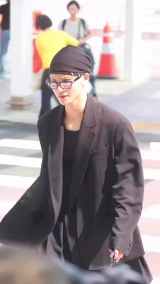 송지오 올블랙 남자🖤에이티즈 성화
모델 같은 수트핏으로 파리 패션위크 출국하는🤓안경남 버전!! 이미지