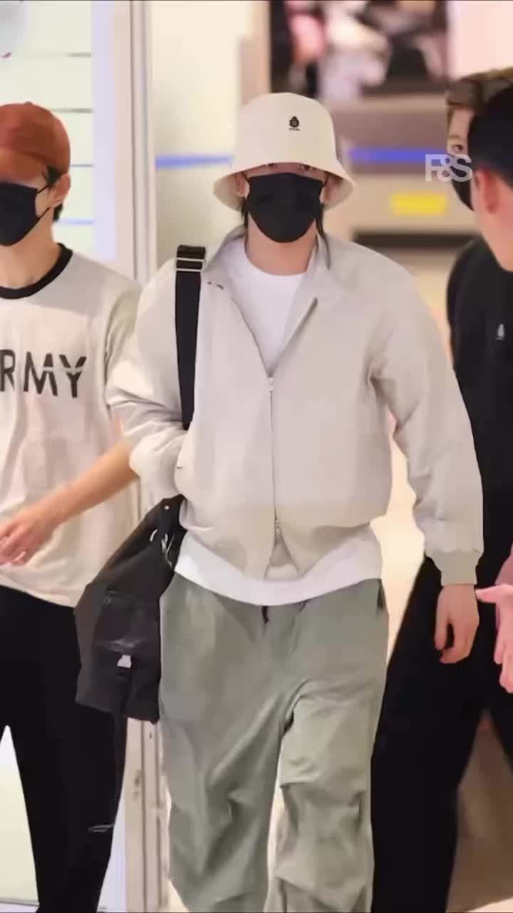 다시 돌아온 프라다 보이들💚🖤 엔하이픈 프라다 일상룩, 역시 앰버서더😎 댄디룩 이어 일상 남친룩 이미지