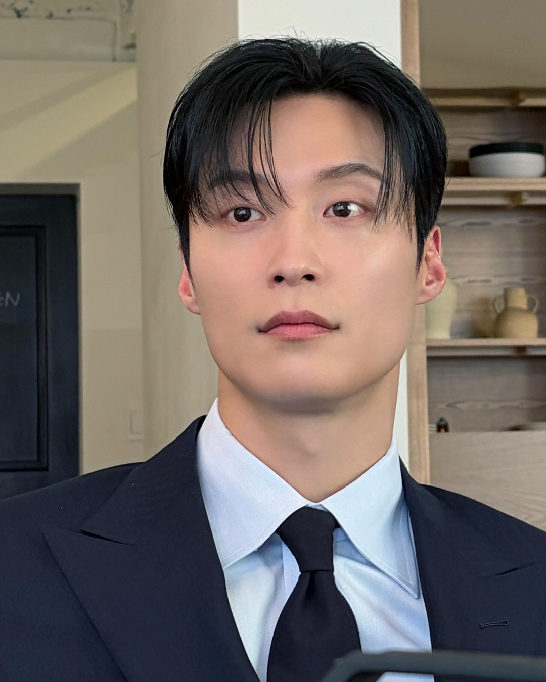 일상에선 그저 내 남친 재질 허남준🖤 최근 OTT와 장르물에서 섹시함과 독보적인 퇴폐미로 우리 심장 쥐고 흔들던 배우! 다들 허남준의 매력에 스멀스멀 스며들고 계시죠? 🫠 근데 이 오빠, 본체는 더 유죄 인간입니다... 작품 속 서늘한 눈빛은 어디 가고, 개인 인스타그램에 올라오는 일상 사진들은 그저 킹받게 설레는 ‘현실 남친 짤’ 그 자체인데요. 개인 인스타그램 속 허당남친짤 vs 멋진 신세계 속 수트남.. 퇴폐미와 청순미가 공존하는 이 엄청난 갭차이 비주얼을 모아봤습니다! 이미지