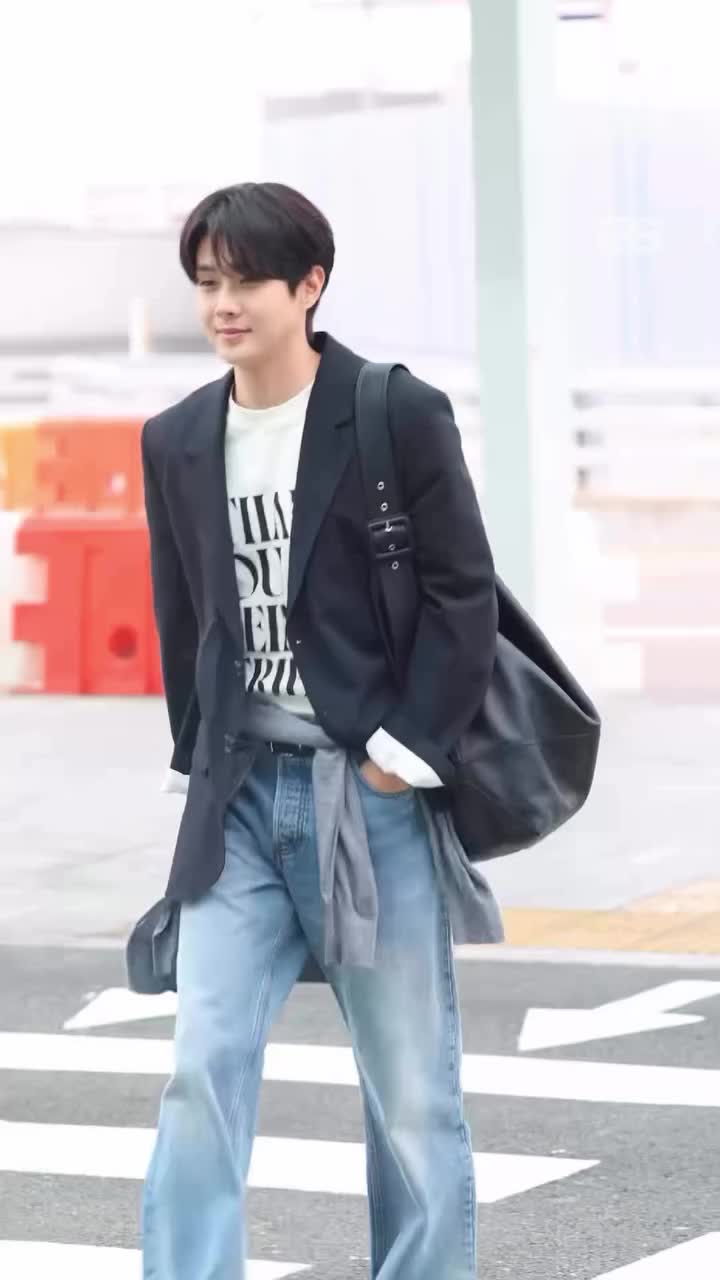 아미남 최우식💟 편안한 핏 남친룩 프렌치 무드 너무 좋으심🇫🇷 편안한 자켓에 데님 코디, 참고해요! 이미지