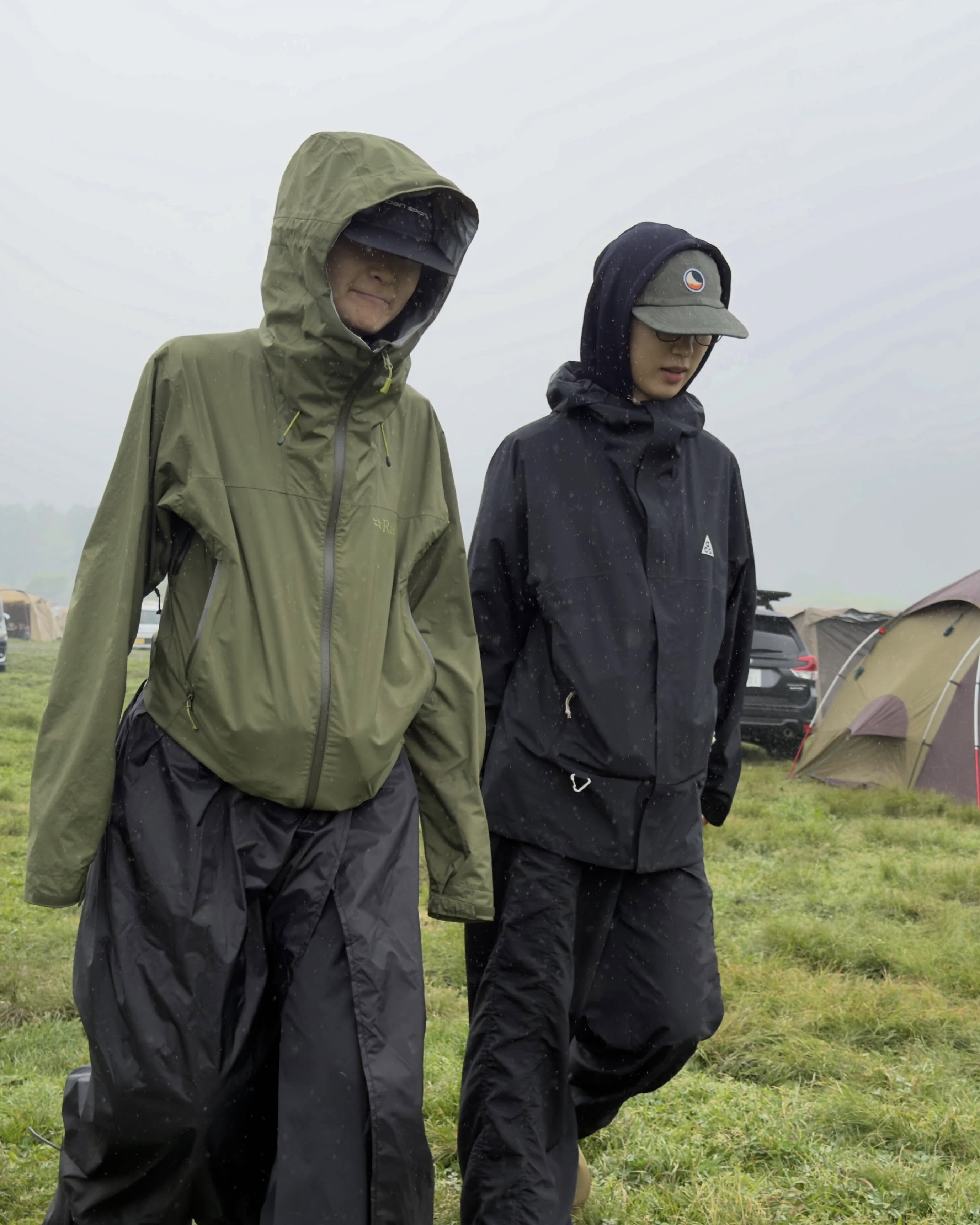 '나 혼자 산다' 속 류혜영⛰️백패킹룩
비가 와도 끄떡없는🌧️💪 류혜영의 백패킹 필수템 4가지 보기!
최근 '나 혼자 산다'에 출연해 시청률 7% 기록한 류혜영.
그녀가 보여준 단단하고 건강한 백패킹 취미가 요즘 많은 이들의 캠핑 세포를 자극하고 있습니다. 특히 비가 내리는 거친 환경에서도 스타일과 활동성을 모두 잡은 고기능성 아이템이 눈에 띕니다.
1. 티켓투더문 클래식 패치 투톤 캠프캡 - 아미그린 카키
감각적인 배색과 내구성 좋은 소재로 아웃도어 무드를 한층 살려주는 캠핑 필수 아이템.
2. 나이키 ACG 스톰핏 ADV 케스케이드 레인 풀 집 자켓 - 블랙
강한 비바람 속에서도 체온을 유지하고 방수 기능을 겸비한 기능성 자켓이예요.
3. 그레고리 FLOAT A3 데바 70 XSM - 마운틴 틸
많은 양의 캠핑 장비를 효율적으로 패킹할 수 있는 든든한 대용량 배낭으로 무거운 무게를 안정적으로 분산시켜 줄 수 있어요.
4. 크록스 클래식 크래프티드 클로그 - 알로에
세척이 간편해 젖은 잔디나 진흙탕 속에서도 부담 없이 착용하기 좋은 클래식 슈즈입니다. 이미지5