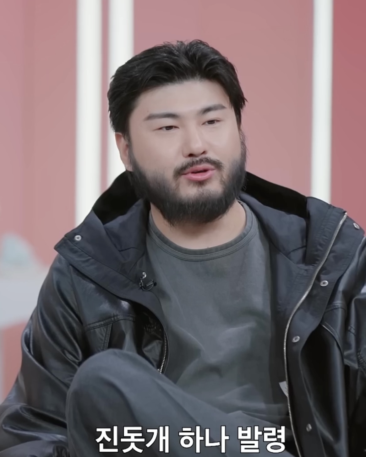 지난 시즌에서 비밀은 아무도 모르는 파격적인 이불 속 키스 씬으로 과몰입 유발했던 모솔들이 돌아왔습니다. 💋 썸메이커스들 머리 쥐어뜯게 만든 역대급 모솔 출연진 라인업 티저가 공개됐는데요. 포스터 속 표정들만 봐도 벌써 맛있다... 과몰입 유발 모태솔로들의 우당탕탕 첫 연애 도전기 <모태솔로지만 연애는 하고 싶어> 시즌2가 7월 7일 넷플릭스에서 공개됩니다. 우리 밥 먹으면서 다 같이 봐요,,❤️ 이미지