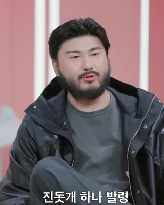 지난 시즌에서 비밀은 아무도 모르는 파격적인 이불 속 키스 씬으로 과몰입 유발했던 모솔들이 돌아왔습니다. 💋 썸메이커스들 머리 쥐어뜯게 만든 역대급 모솔 출연진 라인업 티저가 공개됐는데요. 포스터 속 표정들만 봐도 벌써 맛있다... 과몰입 유발 모태솔로들의 우당탕탕 첫 연애 도전기 <모태솔로지만 연애는 하고 싶어> 시즌2가 7월 7일 넷플릭스에서 공개됩니다. 우리 밥 먹으면서 다 같이 봐요,,❤️ 이미지