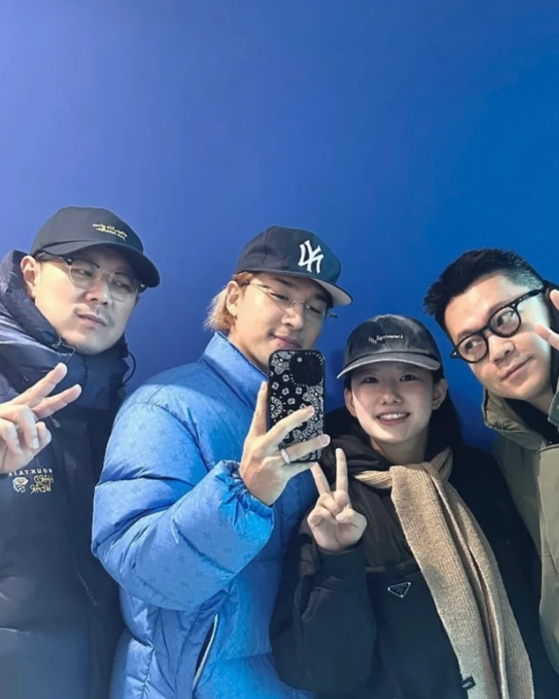 나영❤️큐 부부를 이렇게 아름답게 담아준 사람은 누구일까요?
수많은 셀럽, 패션 매체와 작업을 함께하는 포토그래퍼 윤지용입니다.📷
윤지용 작가의 사진은 언뜻 우연히 포착된 자연스러운 순간처럼 보이지만, 실제로는 치밀한 기획과 섬세한 미감이 바탕이 된 결과물입니다. 소품 하나, 빛의 조절, 피사체의 위치까지 완벽하게 계산해 배치하는 예민한 관찰력으로 감상자의 시선을 오래 머물게 만드는 흡인력 있는 작업을 선보이죠.
카리나, 태양, 김태리 등 수많은 셀럽들이 먼저 찾고 사랑하는 포토그래퍼로도 유명한데요. 그의 깊이 있는 시선은 지난 개인전 "Out of the Blue"에서도 고스란히 느낄 수 있었습니다.
왕성하게 활동하던 중 뜻밖의 사고를 당해 긴 회복 기간을 거쳐야 했던 그는, 병상에 누워있는 힘든 시기에도 폴라로이드 카메라로 병원 생활과 일상을 꾸준히 기록해 나갔습니다. 그리고 이를 엮어 라는 전시와 사진집을 세상에 선보였죠.
프레임 속 완벽한 미감만큼이나 피사체를 향한 따뜻한 애정이 묻어나기에, 수많은 이들이 그의 렌즈 앞을 사랑하는 게 아닐까요?
패셔너블하고 트렌디한 감각 속에 인간적인 따뜻함이 묻어나는 포토그래퍼, 윤지용의 이야기를 확인해보세요. 📲 이미지10