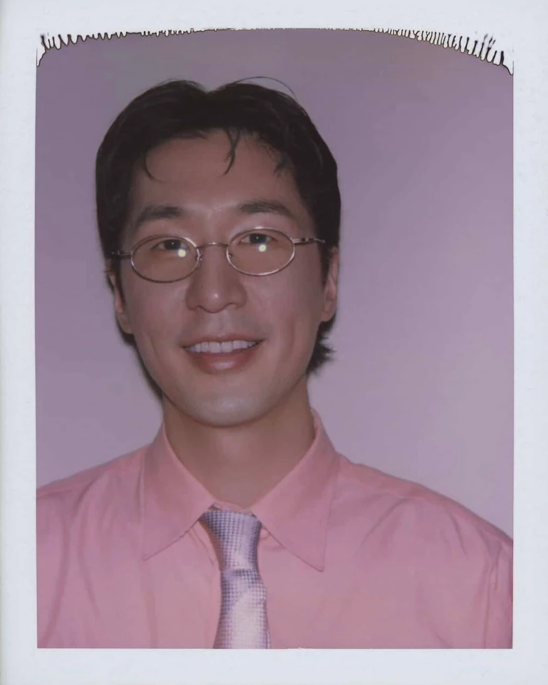 나영❤️큐 부부를 이렇게 아름답게 담아준 사람은 누구일까요?
수많은 셀럽, 패션 매체와 작업을 함께하는 포토그래퍼 윤지용입니다.📷
윤지용 작가의 사진은 언뜻 우연히 포착된 자연스러운 순간처럼 보이지만, 실제로는 치밀한 기획과 섬세한 미감이 바탕이 된 결과물입니다. 소품 하나, 빛의 조절, 피사체의 위치까지 완벽하게 계산해 배치하는 예민한 관찰력으로 감상자의 시선을 오래 머물게 만드는 흡인력 있는 작업을 선보이죠.
카리나, 태양, 김태리 등 수많은 셀럽들이 먼저 찾고 사랑하는 포토그래퍼로도 유명한데요. 그의 깊이 있는 시선은 지난 개인전 "Out of the Blue"에서도 고스란히 느낄 수 있었습니다.
왕성하게 활동하던 중 뜻밖의 사고를 당해 긴 회복 기간을 거쳐야 했던 그는, 병상에 누워있는 힘든 시기에도 폴라로이드 카메라로 병원 생활과 일상을 꾸준히 기록해 나갔습니다. 그리고 이를 엮어 라는 전시와 사진집을 세상에 선보였죠.
프레임 속 완벽한 미감만큼이나 피사체를 향한 따뜻한 애정이 묻어나기에, 수많은 이들이 그의 렌즈 앞을 사랑하는 게 아닐까요?
패셔너블하고 트렌디한 감각 속에 인간적인 따뜻함이 묻어나는 포토그래퍼, 윤지용의 이야기를 확인해보세요. 📲 이미지3