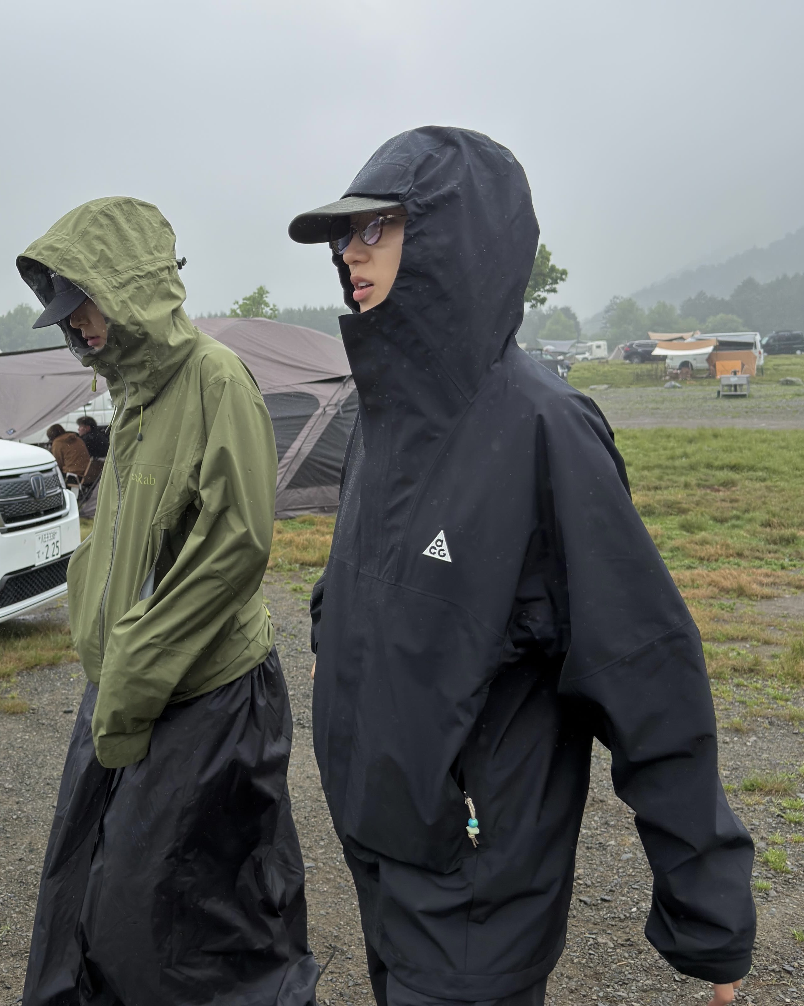 '나 혼자 산다' 속 류혜영⛰️백패킹룩
비가 와도 끄떡없는🌧️💪 류혜영의 백패킹 필수템 4가지 보기!
최근 '나 혼자 산다'에 출연해 시청률 7% 기록한 류혜영.
그녀가 보여준 단단하고 건강한 백패킹 취미가 요즘 많은 이들의 캠핑 세포를 자극하고 있습니다. 특히 비가 내리는 거친 환경에서도 스타일과 활동성을 모두 잡은 고기능성 아이템이 눈에 띕니다.
1. 티켓투더문 클래식 패치 투톤 캠프캡 - 아미그린 카키
감각적인 배색과 내구성 좋은 소재로 아웃도어 무드를 한층 살려주는 캠핑 필수 아이템.
2. 나이키 ACG 스톰핏 ADV 케스케이드 레인 풀 집 자켓 - 블랙
강한 비바람 속에서도 체온을 유지하고 방수 기능을 겸비한 기능성 자켓이예요.
3. 그레고리 FLOAT A3 데바 70 XSM - 마운틴 틸
많은 양의 캠핑 장비를 효율적으로 패킹할 수 있는 든든한 대용량 배낭으로 무거운 무게를 안정적으로 분산시켜 줄 수 있어요.
4. 크록스 클래식 크래프티드 클로그 - 알로에
세척이 간편해 젖은 잔디나 진흙탕 속에서도 부담 없이 착용하기 좋은 클래식 슈즈입니다. 이미지4