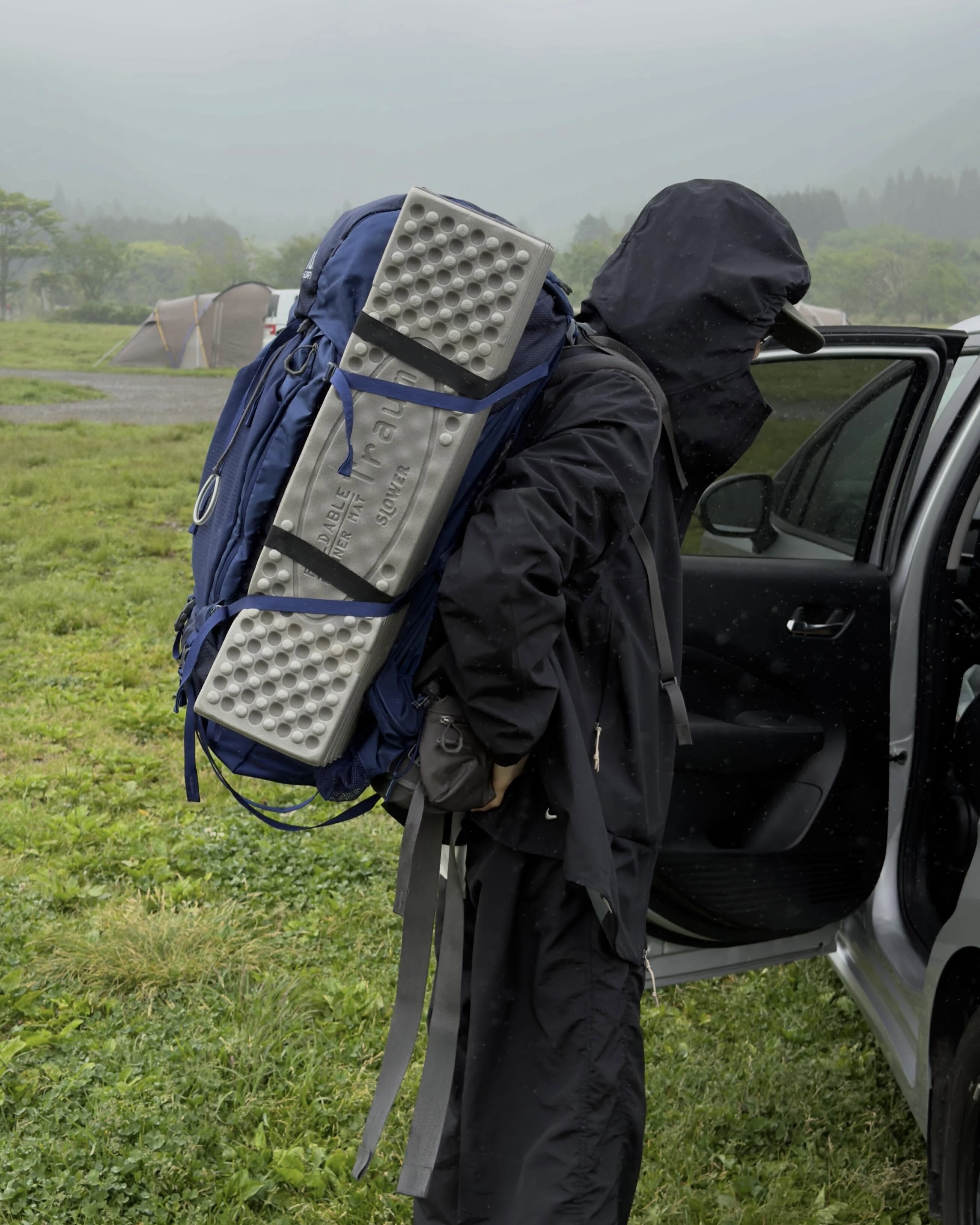 '나 혼자 산다' 속 류혜영⛰️백패킹룩
비가 와도 끄떡없는🌧️💪 류혜영의 백패킹 필수템 4가지 보기!
최근 '나 혼자 산다'에 출연해 시청률 7% 기록한 류혜영.
그녀가 보여준 단단하고 건강한 백패킹 취미가 요즘 많은 이들의 캠핑 세포를 자극하고 있습니다. 특히 비가 내리는 거친 환경에서도 스타일과 활동성을 모두 잡은 고기능성 아이템이 눈에 띕니다.
1. 티켓투더문 클래식 패치 투톤 캠프캡 - 아미그린 카키
감각적인 배색과 내구성 좋은 소재로 아웃도어 무드를 한층 살려주는 캠핑 필수 아이템.
2. 나이키 ACG 스톰핏 ADV 케스케이드 레인 풀 집 자켓 - 블랙
강한 비바람 속에서도 체온을 유지하고 방수 기능을 겸비한 기능성 자켓이예요.
3. 그레고리 FLOAT A3 데바 70 XSM - 마운틴 틸
많은 양의 캠핑 장비를 효율적으로 패킹할 수 있는 든든한 대용량 배낭으로 무거운 무게를 안정적으로 분산시켜 줄 수 있어요.
4. 크록스 클래식 크래프티드 클로그 - 알로에
세척이 간편해 젖은 잔디나 진흙탕 속에서도 부담 없이 착용하기 좋은 클래식 슈즈입니다. 이미지7