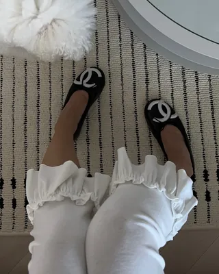다시 돌아온 추억 감성🖤🤍샤넬 깜봉
그 중 가방과 함께 가장 핫했던🔥 플랫 슈즈 버전을 참고하세요!
평생 소장템을 찾고 있다면 주목! 2000년대 중반, 칼 라거펠트(Karl Lagerfeld)가 선보이며 한 시대를 풍미했던 샤넬의 '깜봉(Cambon)' 플랫 슈즈가 최근 다시 무서운 기세로 컴백하고 있어요.
샤넬 특유의 우아한 발레리나 실루엣에 과감한 사이드 로고 플레이, 칼 라거펠트의 아카이브라 소장 가치가 높죠. 캐주얼이든 포멀이든 어디에나 이질감 없이 녹아들며 뉴트로의 정석을 보여줍니다.
• 샤넬 깜봉 플랫 2004 이미지