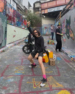 노홍철은 오늘만 사는 것처럼 산다!
하고 싶은 거 다 하면서 지구 한 바퀴 반쯤 돌고 있는 듯한 홍철의 최근 근황. 🌱
푸른 들판 보면서 바이크 타고 달리다가, 한적한 소도시 다리 위에서 잠깐 잠도 들었다가, 갑자기 패스트 보트 타면서 오디오 찢어지게 소리 한번 질러주고, 클래식 오픈카로 빅토리아 타워 스트릿 가로지르기까지. 🇬🇧
눈치 안 보고 하고 싶은 일로만 24시간을 꽉 채워 사는 모습, 진짜 럭키 가이답다.🍀 이미지