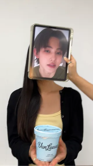 뉴욕 그 아이스크림, 한국 도착!!🍦
에디터가 먼저 그 핫한 밴루엔을 살펴보고 맛 봤어요🤍💛
2008년 뉴욕의 노란색 아이스크림 트럭에서 시작해 카일리 제너, 사브리나 카펜터까지 사로잡은 밴루엔(Van Leeuwen)이 국내에 상륙합니다.
좋은 원료만 엄선해 만든 깊고 진한 풍미라, 한 입 먹으면 뉴욕 스트리트 한복판으로 순간이동한 기분이 듭니다. 텁텁함 없이 깔끔한 단맛이라 한 통 뚝딱입니다. 이미지