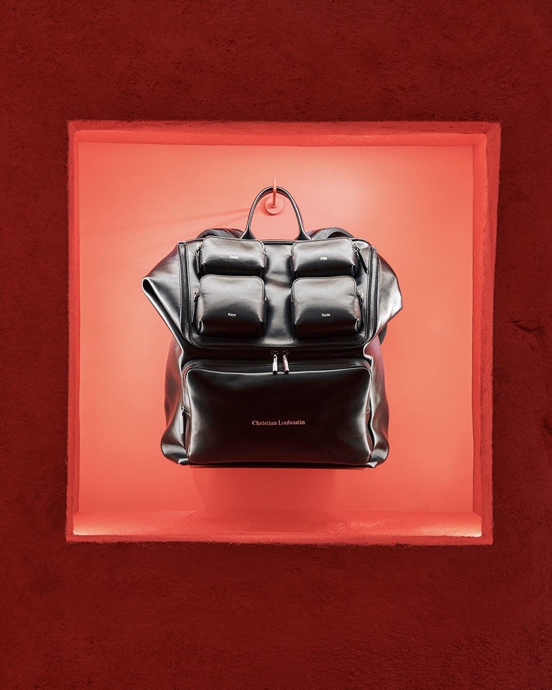 가장 대담하고 힙한 RED💔
크리스찬 루부탱(christian Louboutin)과 제이든 스미스(Jaden Smith)가 함께 창조한 두 번째 마스터피스, 레드 킹덤(Red Kingdom).
이번 컬렉션은 먼 과거의 가상 왕국 유적을 거쳐 미래의 '레드 킹덤'으로 향하는 여정을 담아냈습니다. 상상 속 고대 문명의 유적을 지나 다다른 미래의 붉은 왕국. 클래식한 궁전의 우아함을 표현한 방식에서 제이든 특유의 젊고 힙한 에너지가 느껴지는데요. 👀
현장을 뜨겁게 달군 존재감의 슈즈 라인업과 고대 유적 속에 감각적으로 전시된 아방가르드한 백 라인업까지.
붉은 빛으로 가득했던 압도적인 컬렉션의 핵심 피스들을 지금 확인해보세요! 🩸 이미지6