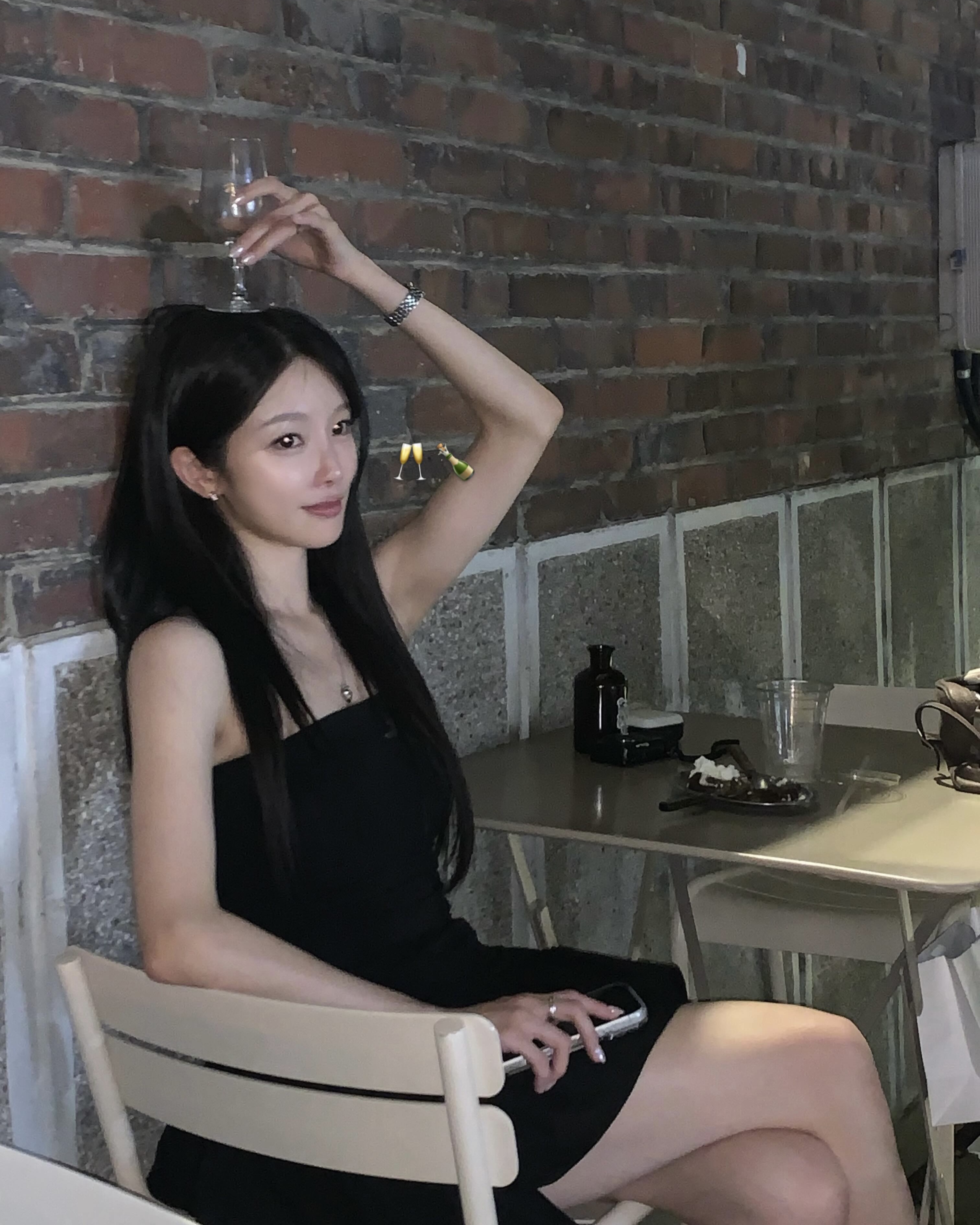 러브버그 피하려다 블랙에 빠지다🖤
러브버그가 밝은색 옷에 더 잘 붙는다는 말, 들어보셨나요? 어두운 컬러가 러브버그를 완전히 막아주는 건 아니지만, 흰색이나 노란색처럼 밝은 옷보다는 덜 부담스럽게 입기 좋은 컬러입니다.
올여름에 입기 좋은 민소매부터 원피스까지 여름에도 답답해 보이지 않게 입을 수 있는 블랙 코디를 참고해보세요. 이미지7