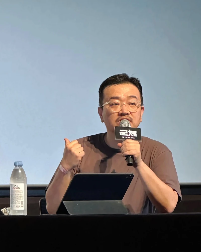 연상호 감독² X 구교환 배우
연상호 감독의 제곱근과 구교환 배우가 <군체>의 6주차 무대인사를 함께 했는데요.
연상호 감독님과 복사 붙여넣기 급 비주얼을 자랑하는 신민재 배우(@mjmjhy1983 ), 그리고 그 사이에서 두쫀쿠같은 케미를 완성해 준 구교환 배우까지! 뜨거웠던 6주차 GV 현장을 공개합니다. 🧆🐜
셋이 트리오로 영화 하나만 만들어주세요,,,Plz 🫶🏻 이미지4
