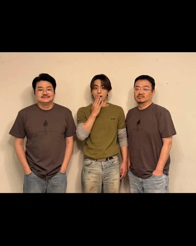 연상호 감독² X 구교환 배우
연상호 감독의 제곱근과 구교환 배우가 <군체>의 6주차 무대인사를 함께 했는데요.
연상호 감독님과 복사 붙여넣기 급 비주얼을 자랑하는 신민재 배우(@mjmjhy1983 ), 그리고 그 사이에서 두쫀쿠같은 케미를 완성해 준 구교환 배우까지! 뜨거웠던 6주차 GV 현장을 공개합니다. 🧆🐜
셋이 트리오로 영화 하나만 만들어주세요,,,Plz 🫶🏻 이미지2