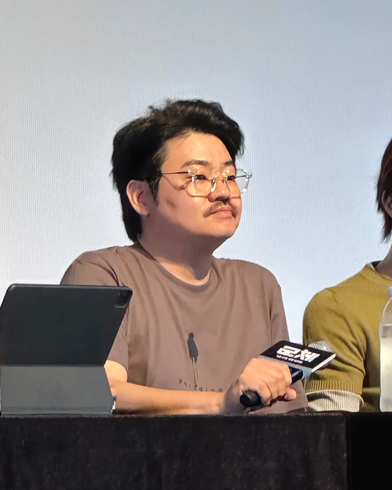 연상호 감독² X 구교환 배우
연상호 감독의 제곱근과 구교환 배우가 <군체>의 6주차 무대인사를 함께 했는데요.
연상호 감독님과 복사 붙여넣기 급 비주얼을 자랑하는 신민재 배우(@mjmjhy1983 ), 그리고 그 사이에서 두쫀쿠같은 케미를 완성해 준 구교환 배우까지! 뜨거웠던 6주차 GV 현장을 공개합니다. 🧆🐜
셋이 트리오로 영화 하나만 만들어주세요,,,Plz 🫶🏻 이미지5