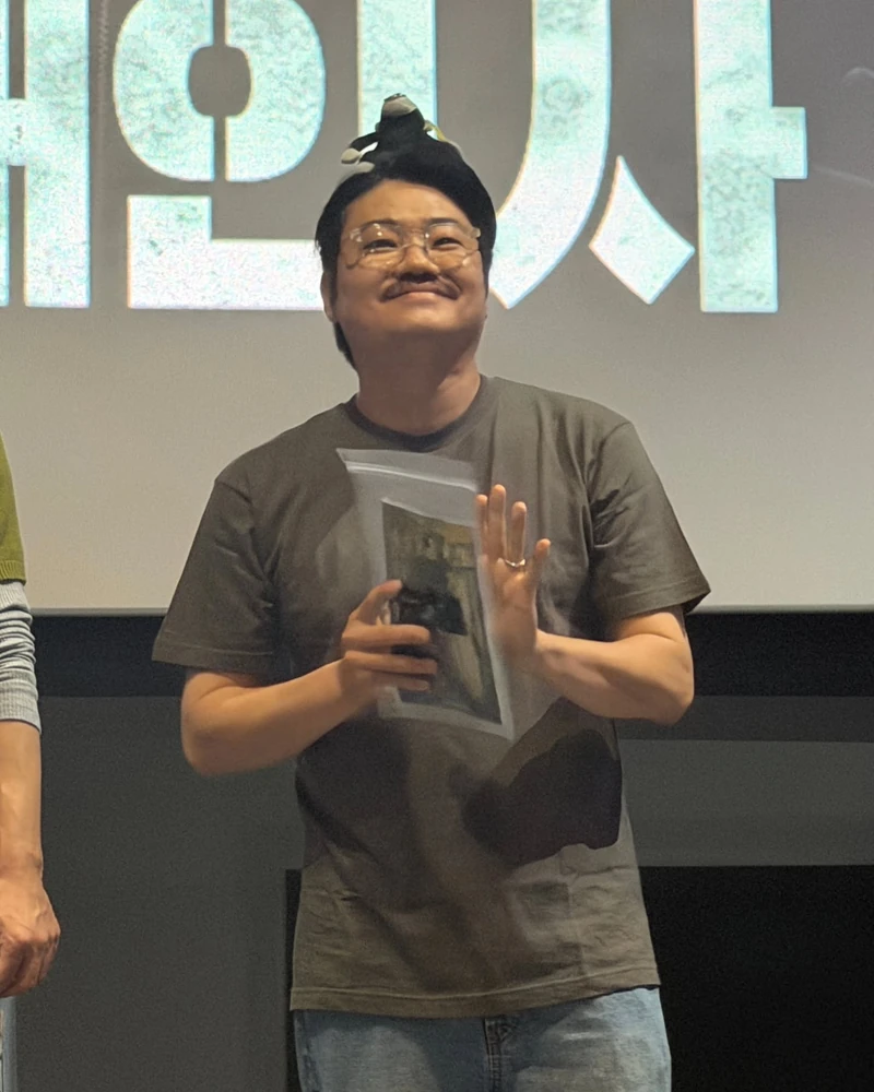 연상호 감독² X 구교환 배우
연상호 감독의 제곱근과 구교환 배우가 <군체>의 6주차 무대인사를 함께 했는데요.
연상호 감독님과 복사 붙여넣기 급 비주얼을 자랑하는 신민재 배우(@mjmjhy1983 ), 그리고 그 사이에서 두쫀쿠같은 케미를 완성해 준 구교환 배우까지! 뜨거웠던 6주차 GV 현장을 공개합니다. 🧆🐜
셋이 트리오로 영화 하나만 만들어주세요,,,Plz 🫶🏻 이미지8